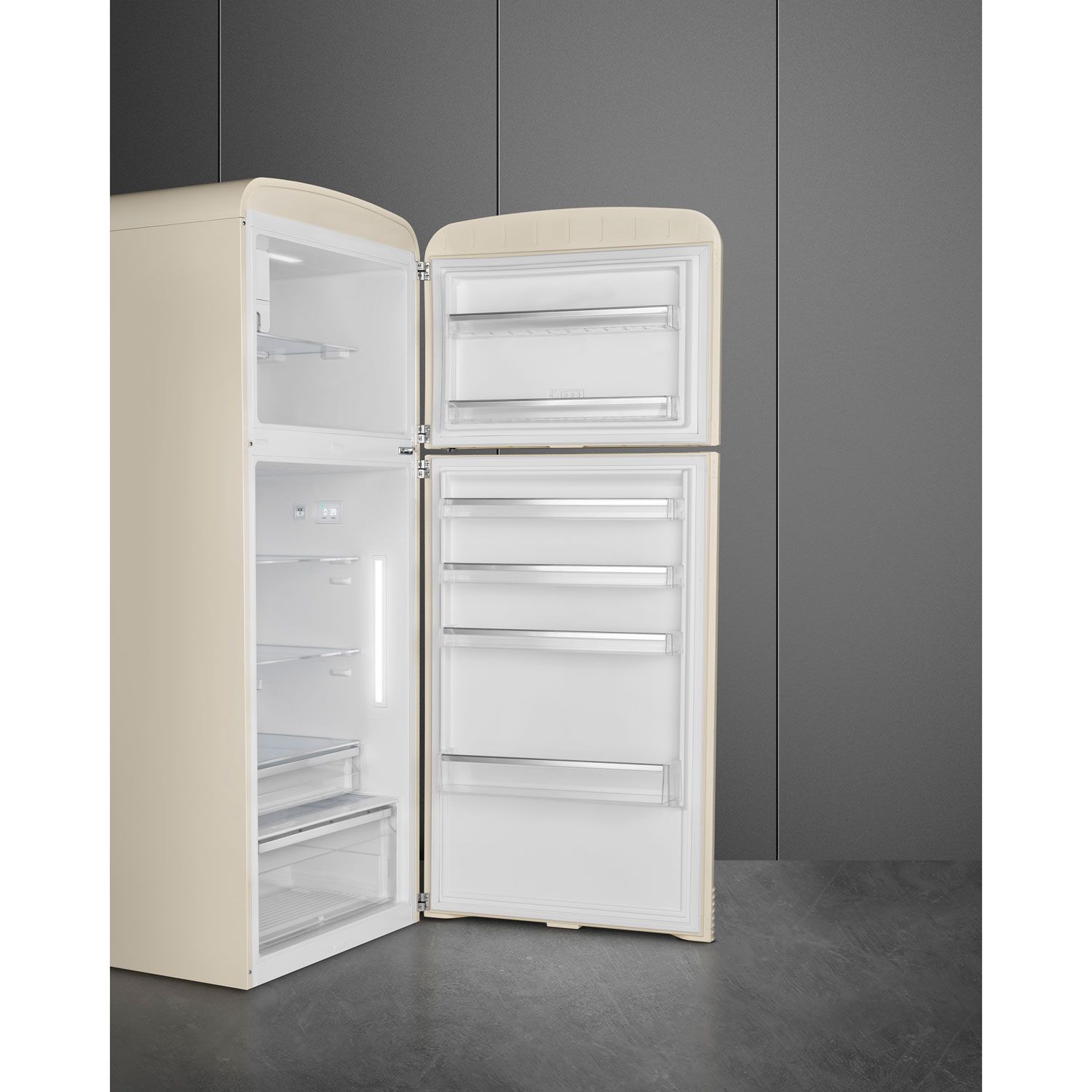 Réfrigérateur à congélateur supérieur 19,2 pi³ 32 po à distributeur de glaçons rétro de Smeg - Crème