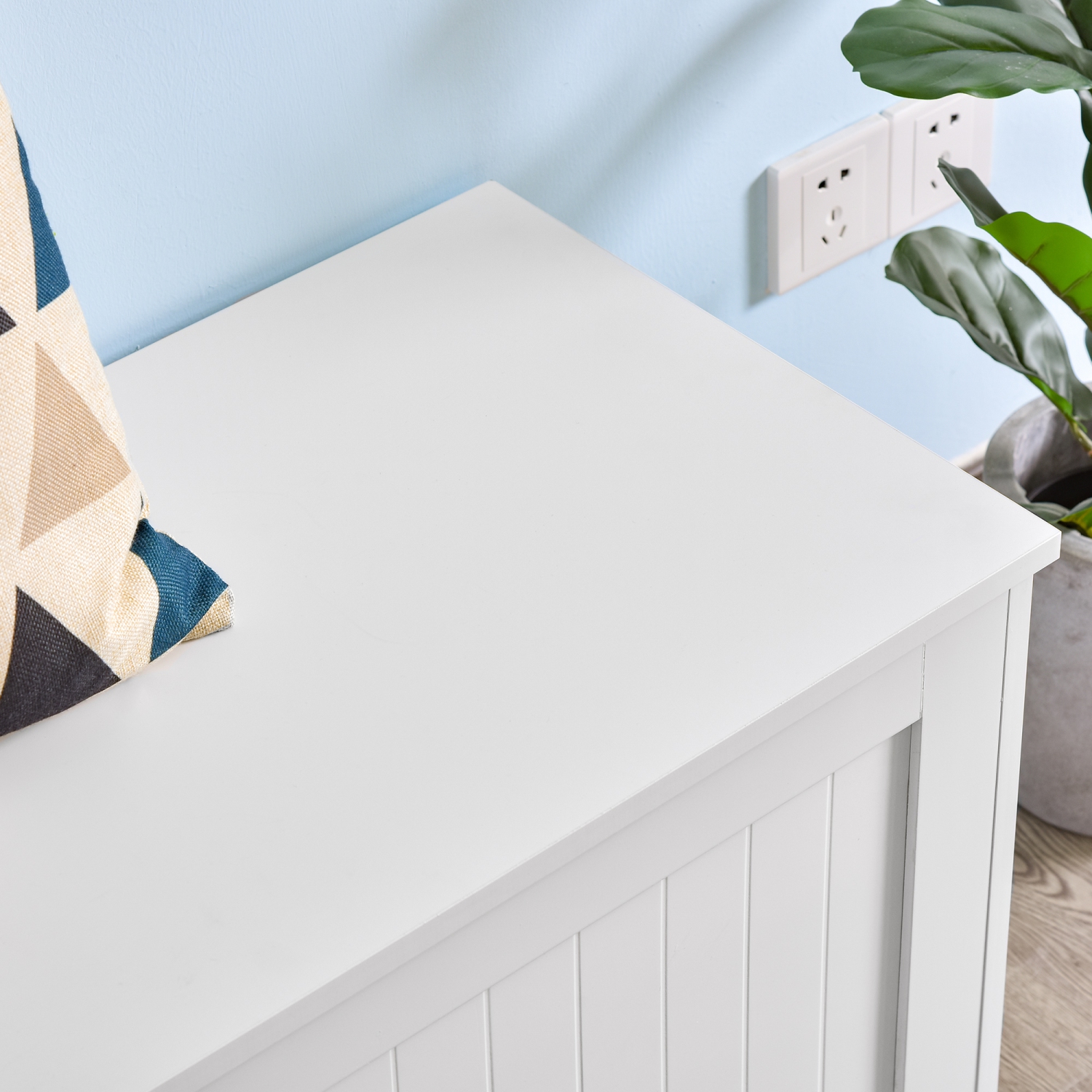 HOMCOM – Coffre de rangement moderne avec 2 charnières de sécurité et couvercle rabattable, coffre à couverture pour salon, blanc