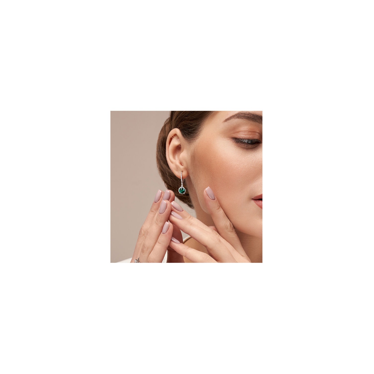 Pendants d'oreilles en or blanc 10K ct avec diamants et émeraudes synthétiques d'1,70&nbsp;carat