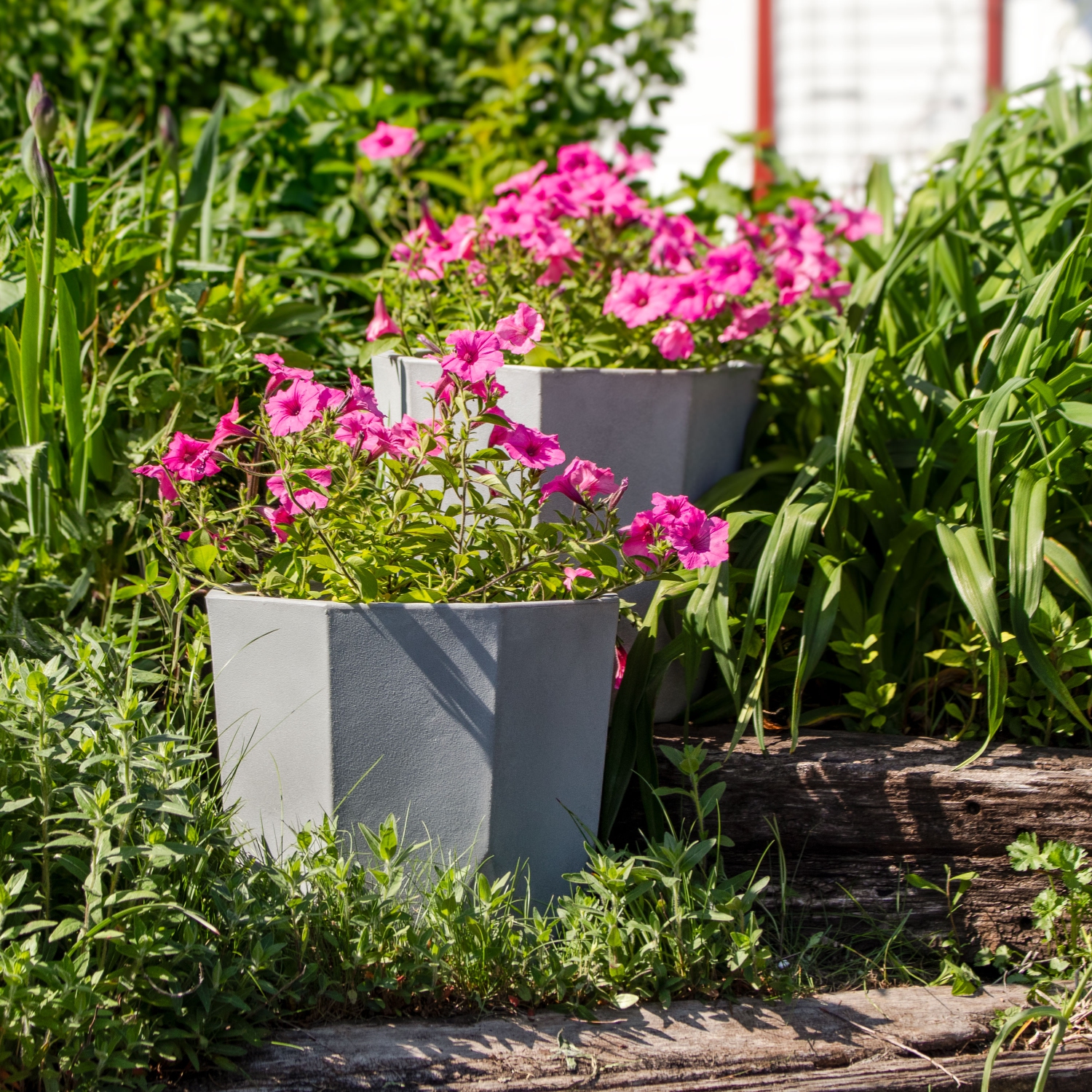Sunnydaze 14.25 in Modern Faceted Polyresin Outdoor Planter - Light Gray