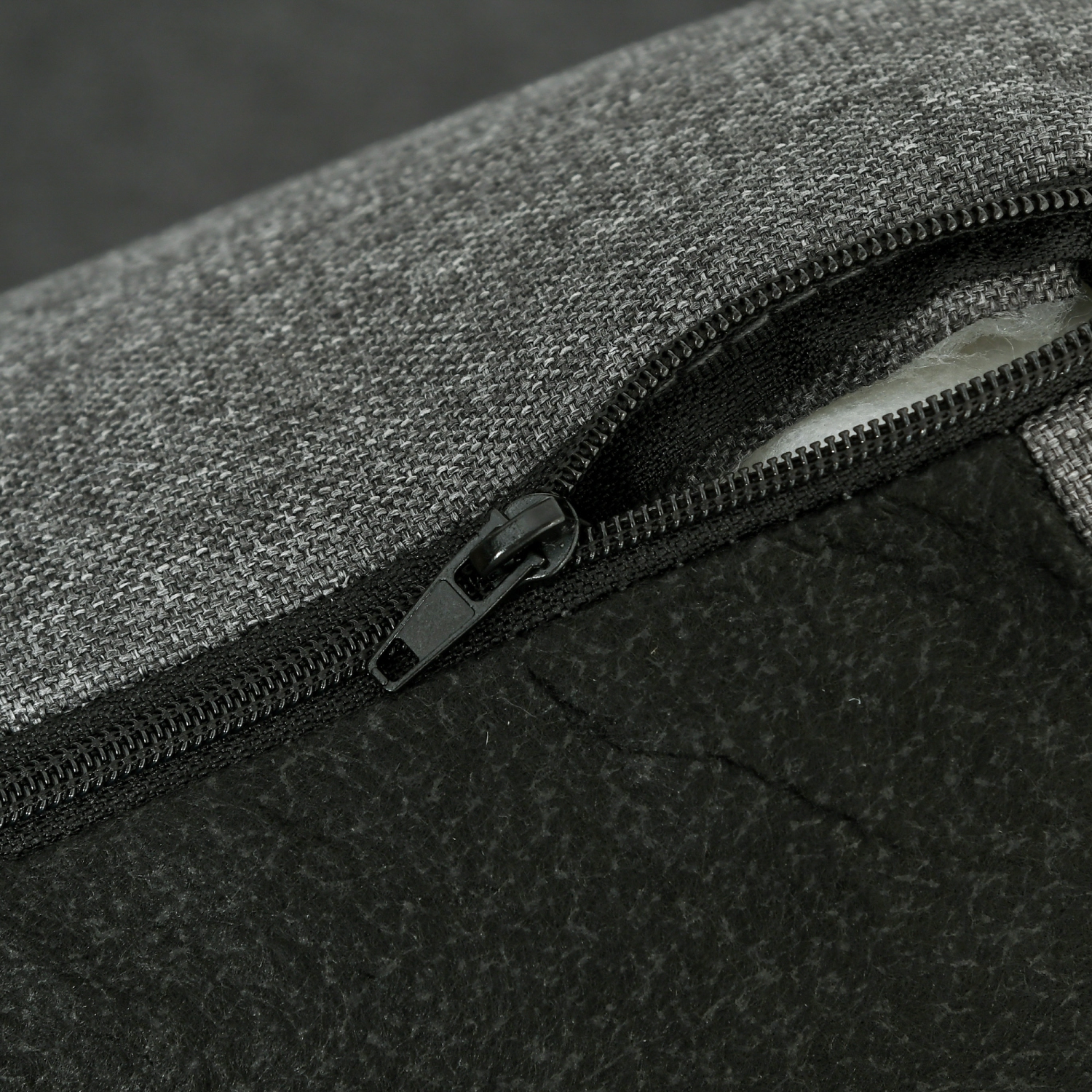 HOMCOM – Causeuse de 53 po pour chambre à coucher, causeuse moderne, canapé à 2 places avec pattes en acier pour salon, gris foncé