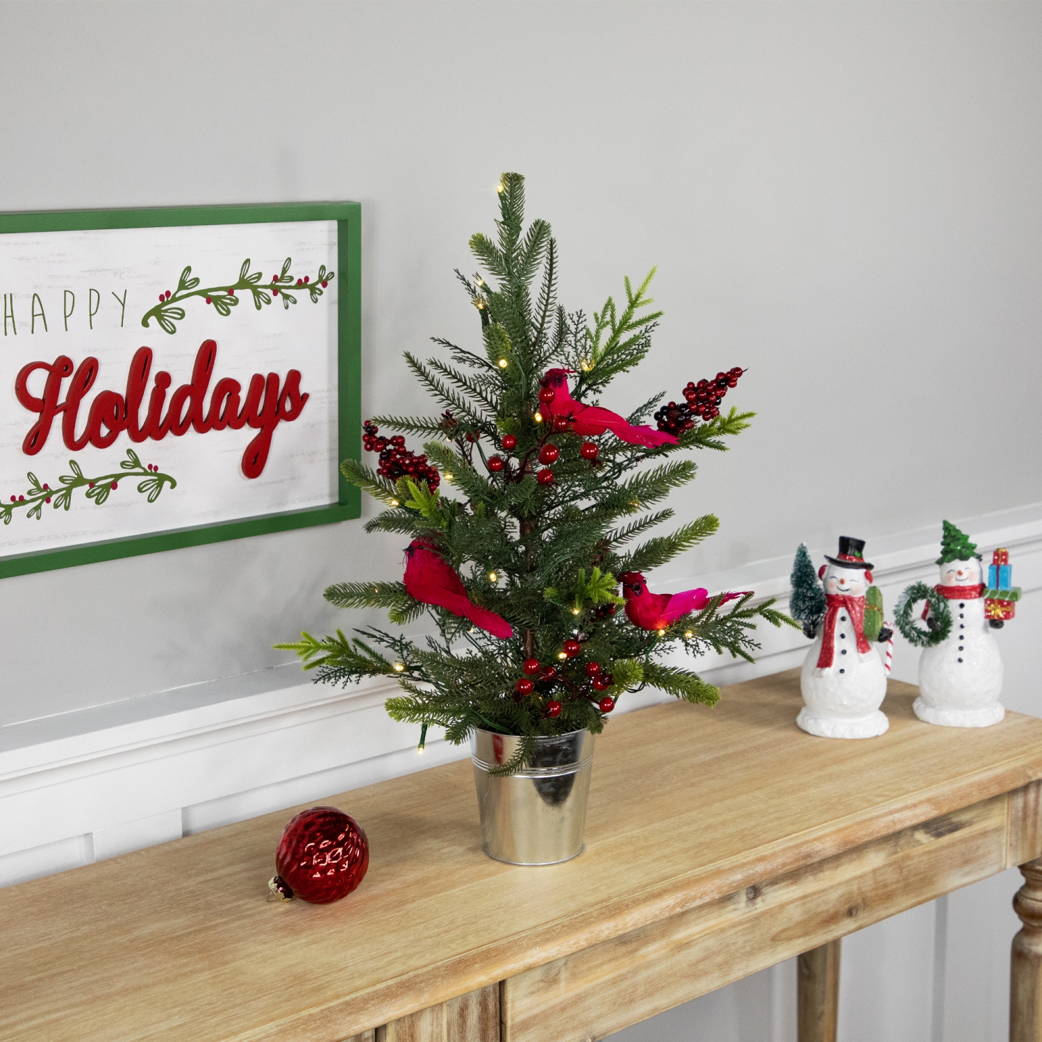 Sapin de Noël en pot illuminé à DEL avec baies et cardinaux - 2 pi - Blanc chaud