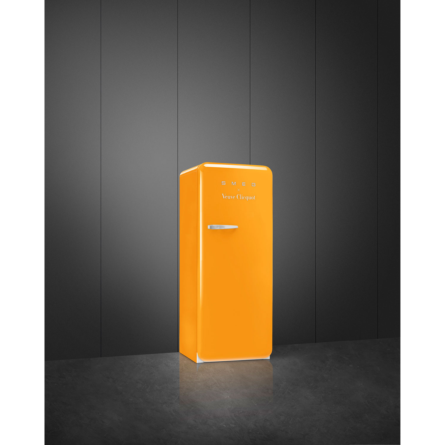 Réfrigérateur à congélateur supérieur de 24 po 9,9 pi³ avec éclairage DEL Veuve Clicquot de Smeg - Orange