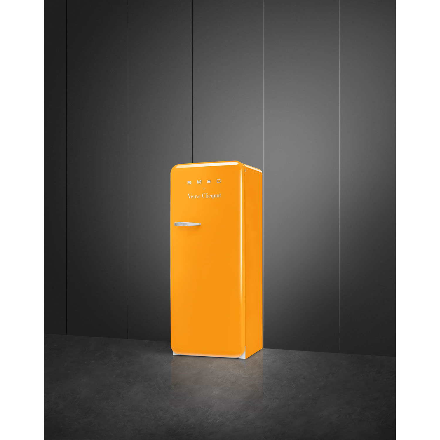 Réfrigérateur à congélateur supérieur de 24 po 9,9 pi³ avec éclairage DEL Veuve Clicquot de Smeg - Orange