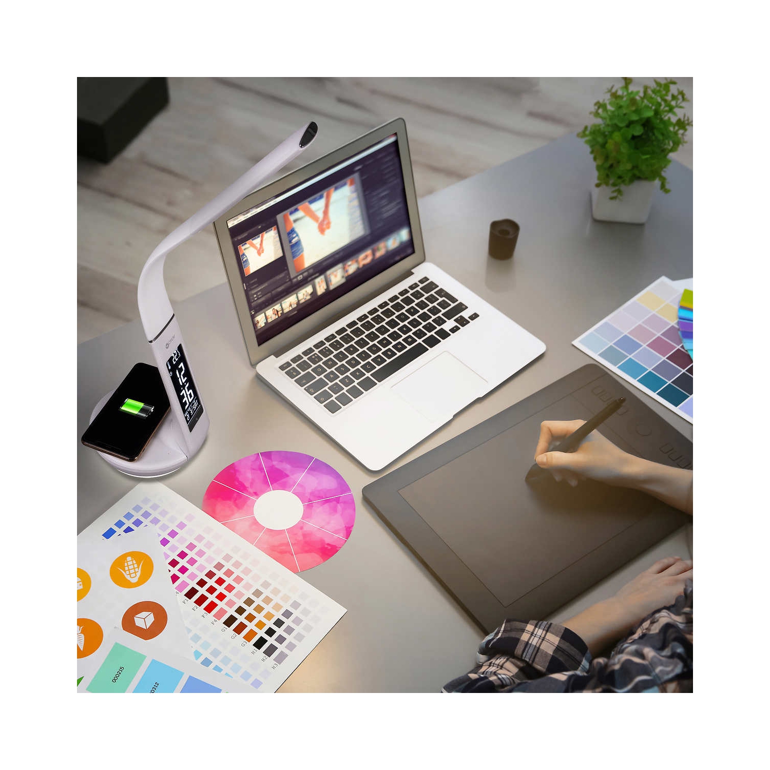 Lampe DEL de chargement sans fil d'OttLite avec base qui change de couleur