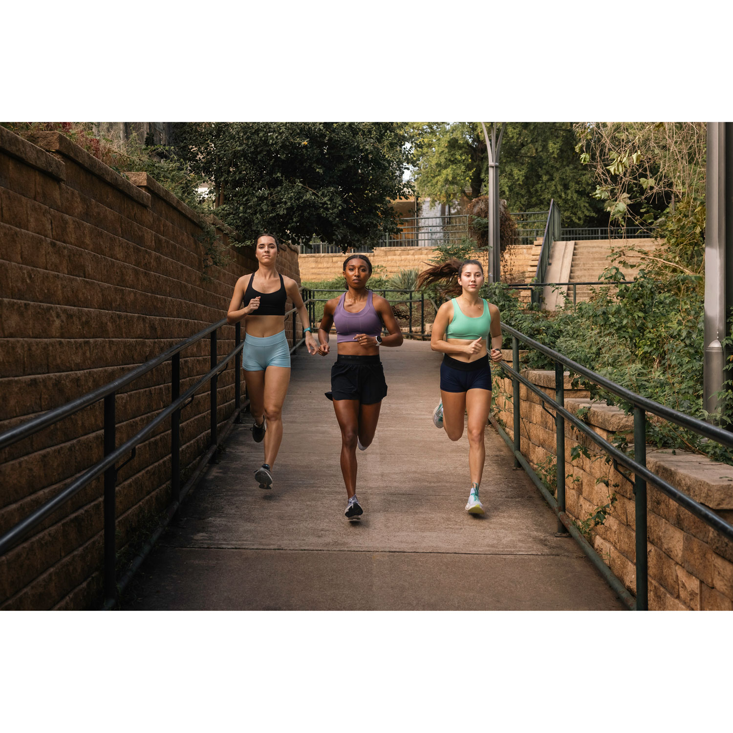 Montre intelligente Bluetooth de 45 mm Forerunner 165 Music de Garmin pour la course - Moyen/Grand - Gris brume/Blanc