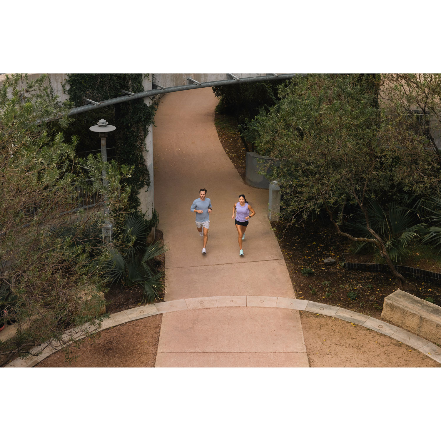 Montre intelligente Bluetooth de 45 mm Forerunner 165 de Garmin pour la course - Moyen/Grand - Noir/Gris ardoise