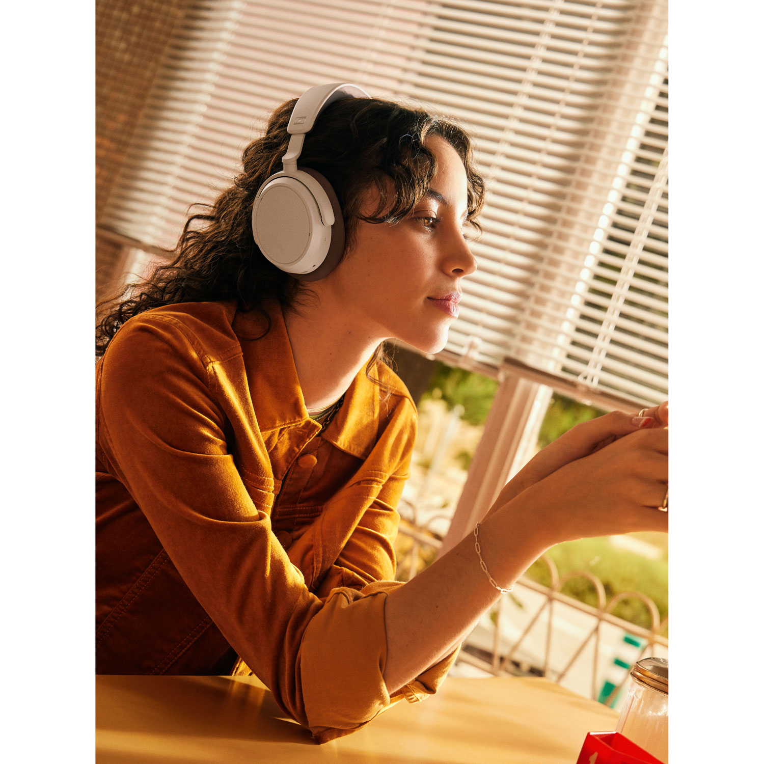 Casque d'écoute Bluetooth à suppression du bruit ACCENTUM Plus de Sennheiser - Blanc