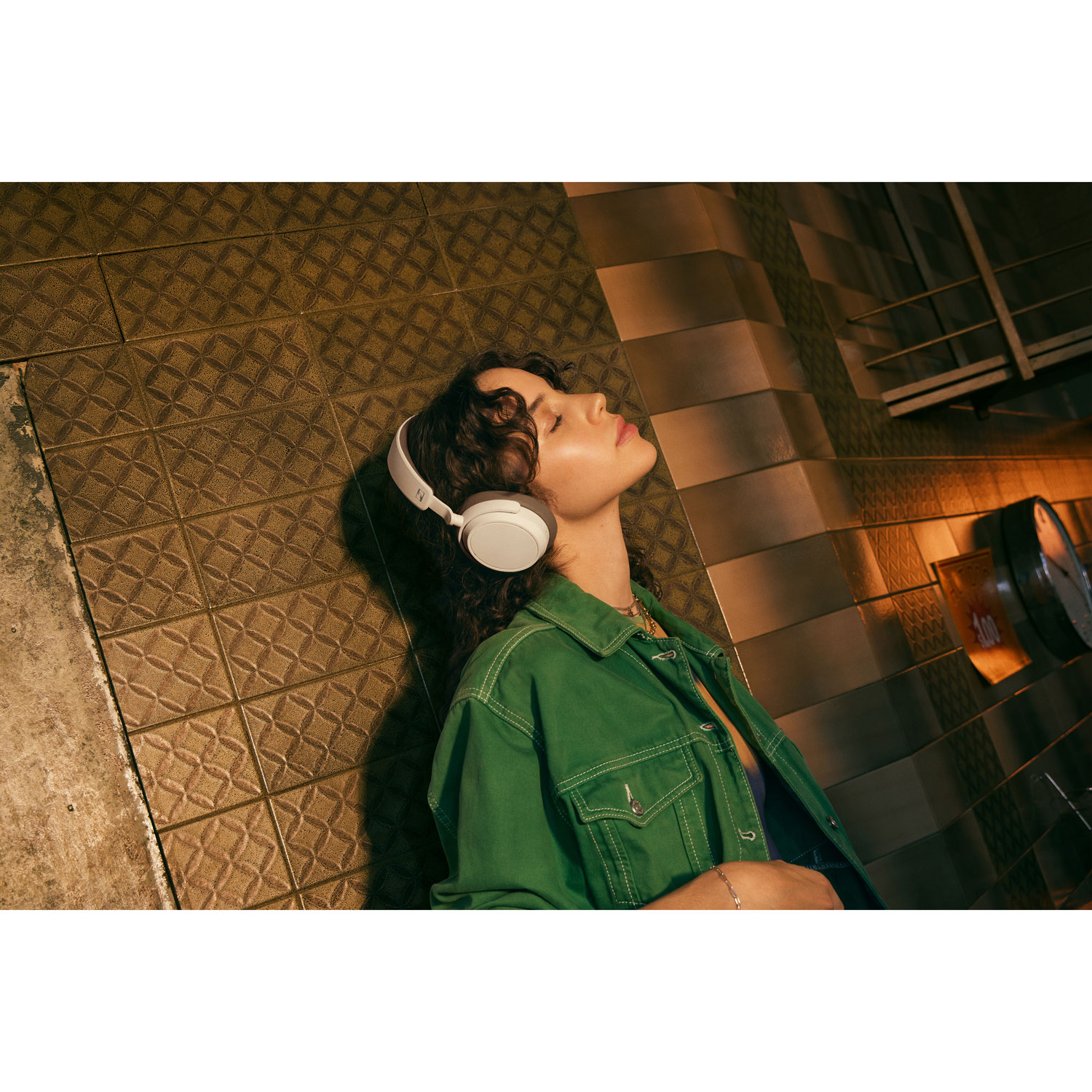 Casque d'écoute Bluetooth à suppression du bruit ACCENTUM Plus de Sennheiser - Blanc