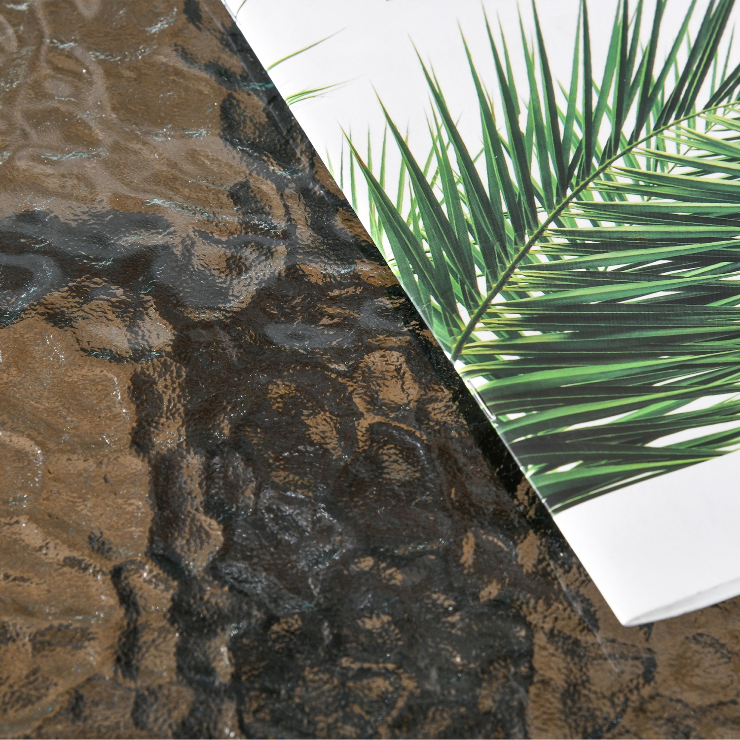 Ensemble de meubles de patio en osier de 3 pièces Outsunny, ensemble bistro en rotin avec table basse et chaises empilables, ensemble de détente