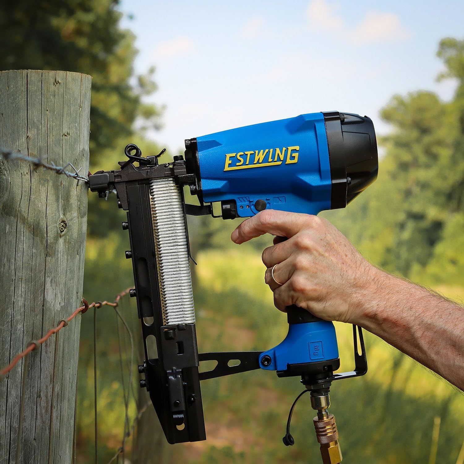 Agrafeuse pour clôture pneumatique 1-9/16 po de calibre 10,5 avec crochet de ceinture en métal réglable d'Estwing EFS105, raccord pivotant