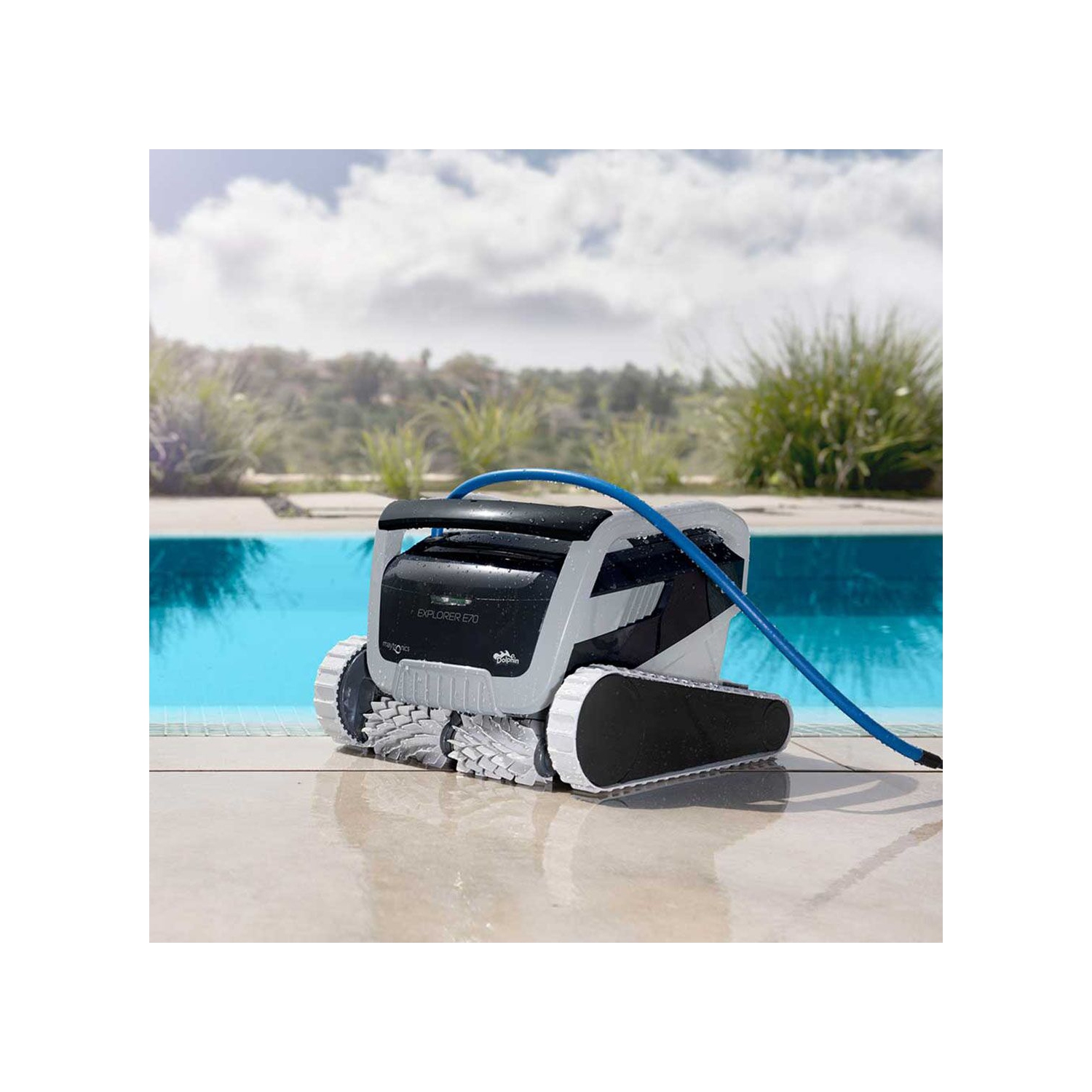 Aspirateur de piscine robotique Dolphin Explorer E70 avec contrôle Wi-Fi – panier universel inclus pour un rangement sans tracas – idéal pour tous