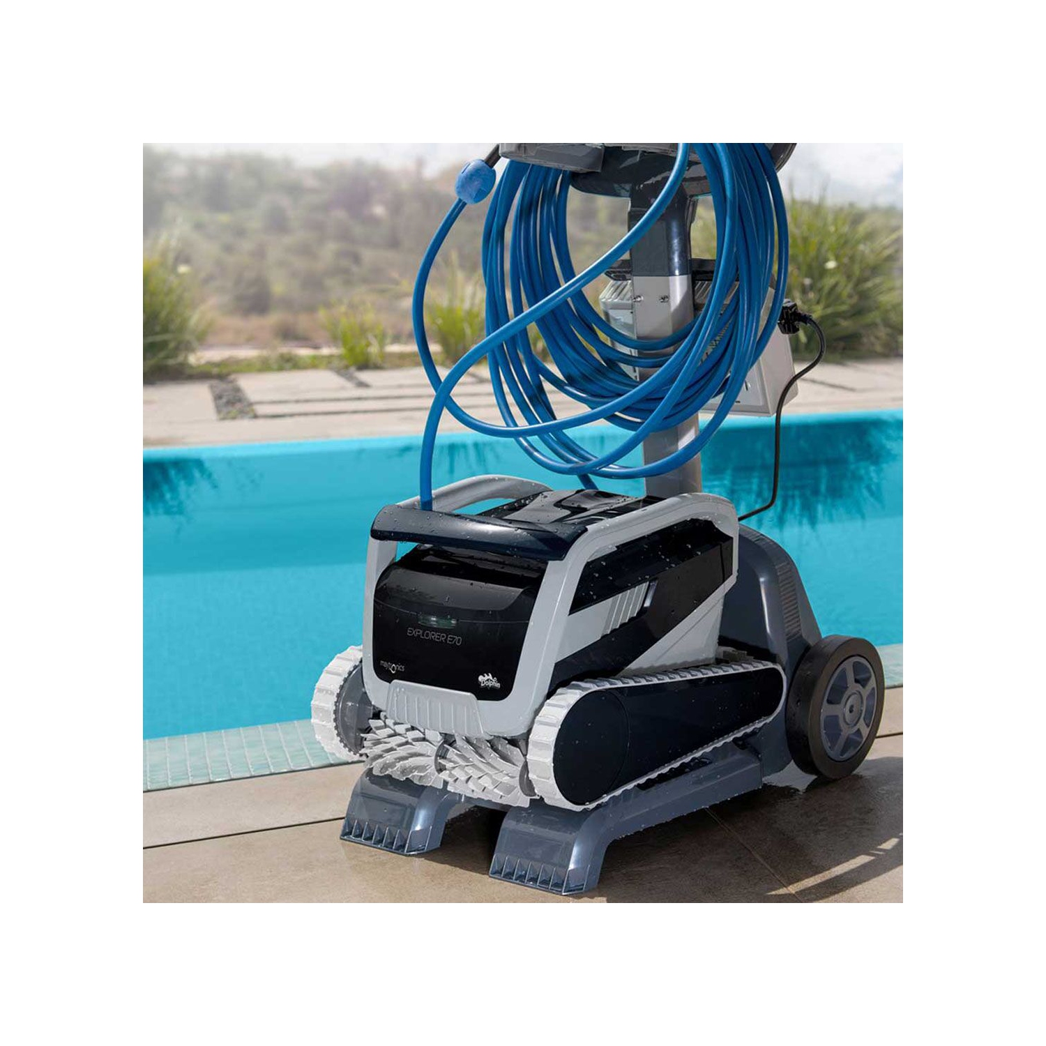 Aspirateur de piscine robotique Dolphin Explorer E70 avec contrôle Wi-Fi – panier universel inclus pour un rangement sans tracas – idéal pour tous