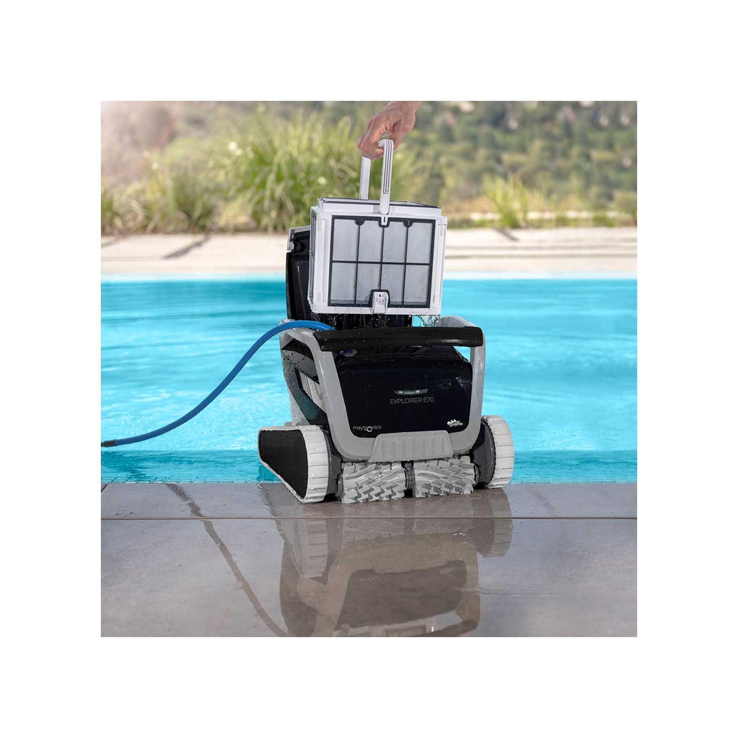 Aspirateur de piscine robotique Dolphin Explorer E70 avec contrôle Wi-Fi – panier universel inclus pour un rangement sans tracas – idéal pour tous