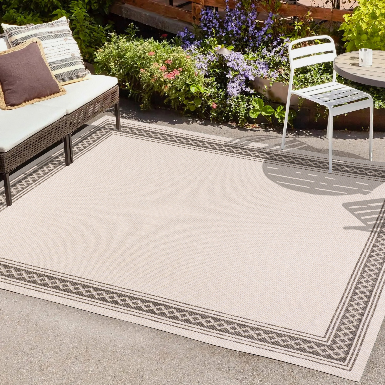 Lucia Classic Diamond Border Indoor/Outdoor Area Rug