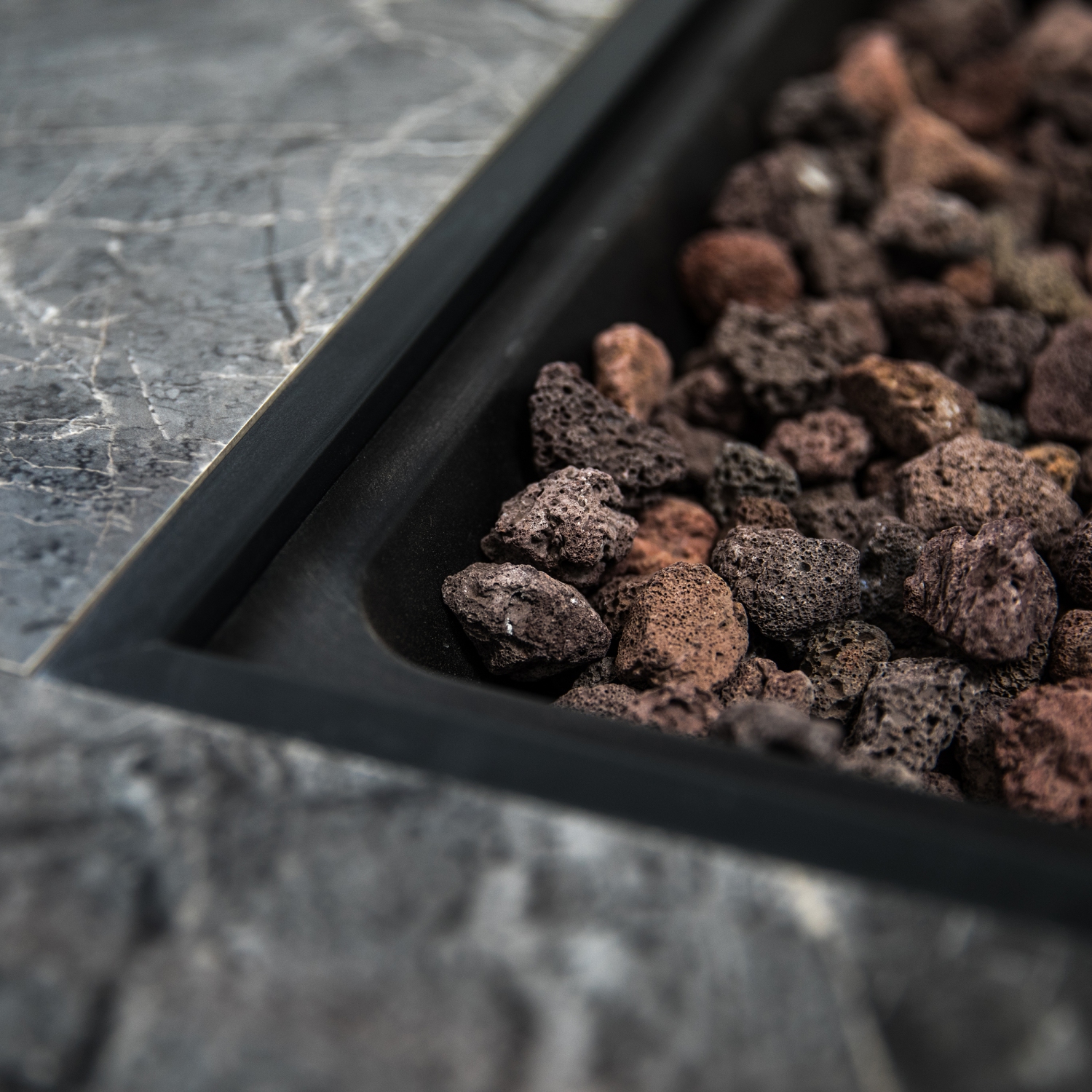 Foyer de table au gaz propane carré extérieur au gaz de 35 po 50.000 BTU avec pierres de lave de Deko Living