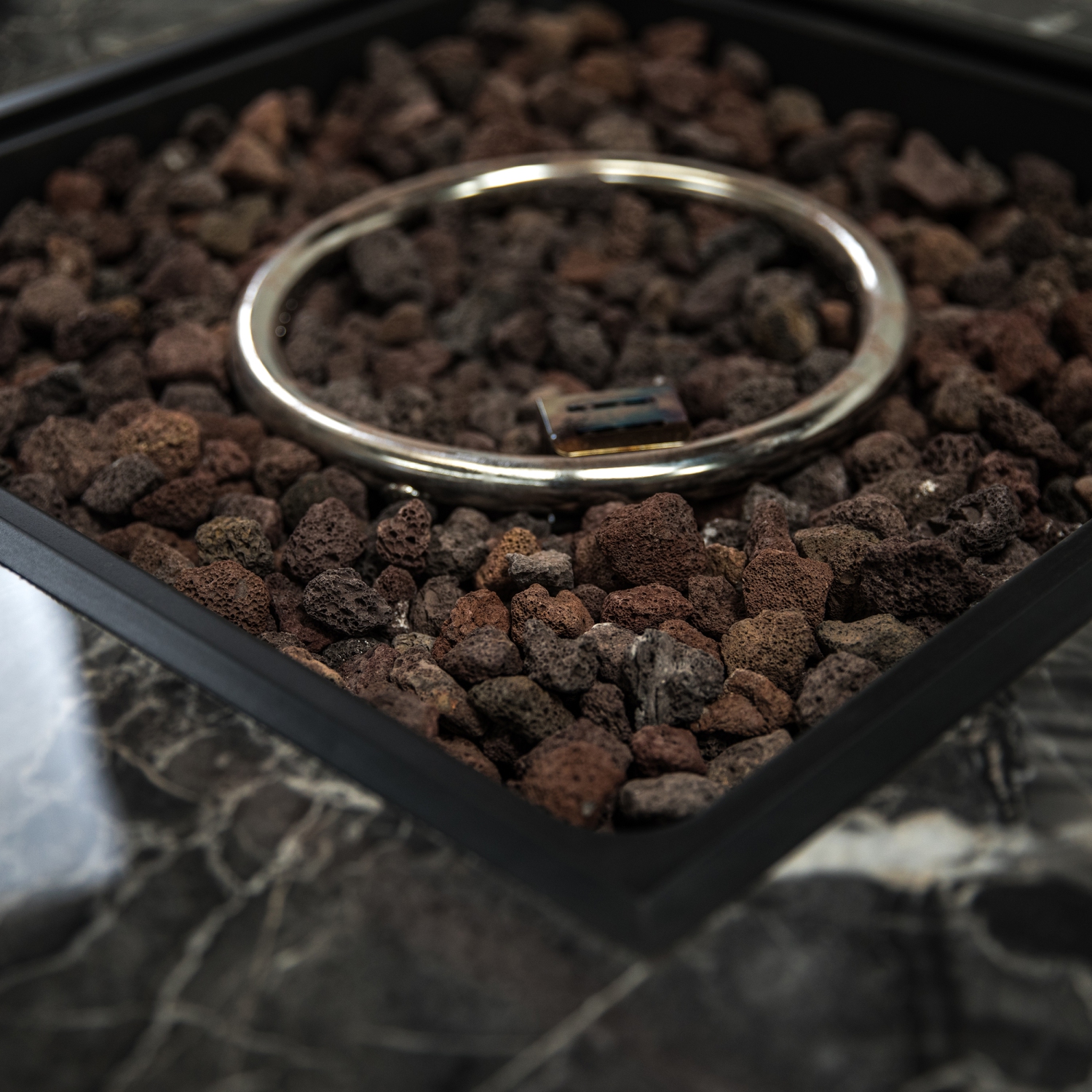 Foyer de table au gaz propane carré extérieur au gaz de 35 po 50.000 BTU avec pierres de lave de Deko Living