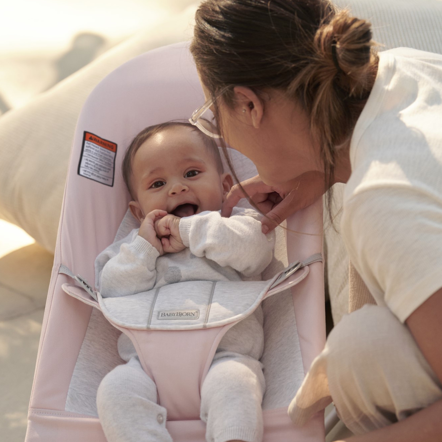 Baby Bjorn Bouncer Bliss en tissu tissé - Pétale Quilt, sable gris sur cadre gris clair