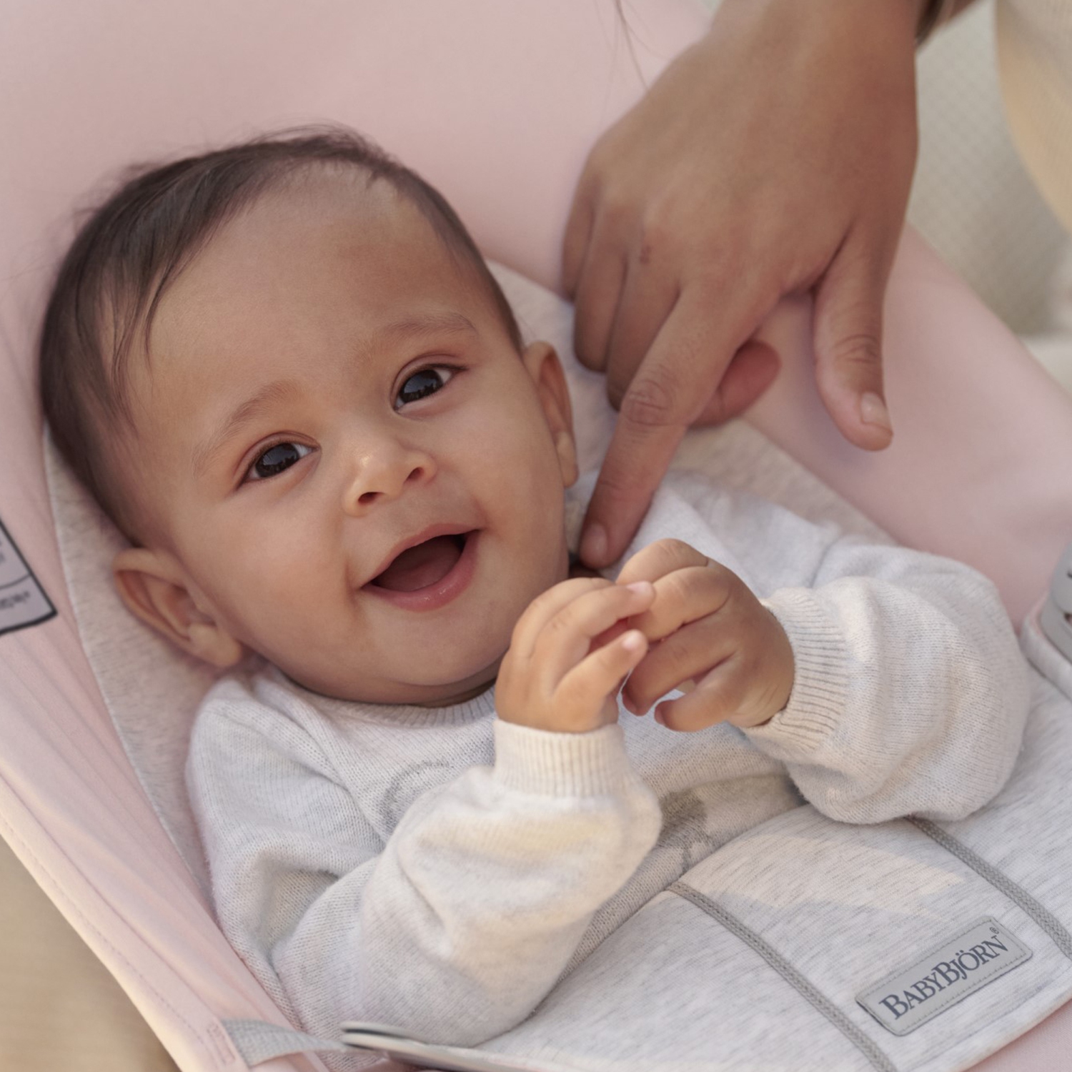 Baby Bjorn Bouncer Bliss en tissu tissé - Pétale Quilt, sable gris sur cadre gris clair