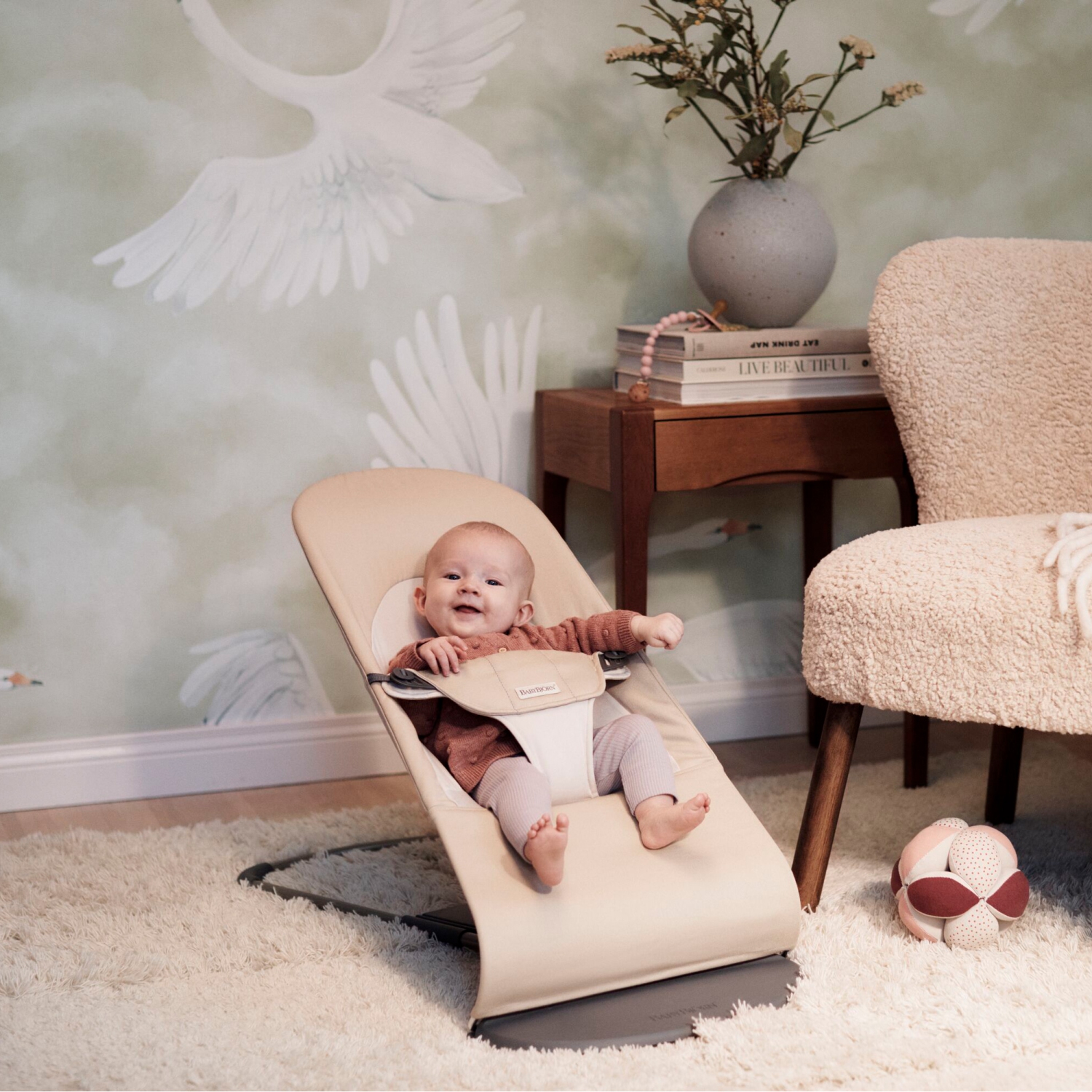 BabyBjorn Bouncer Balance in Soft Woven Fabric - Khaki/Beige on Dark Grey Frame