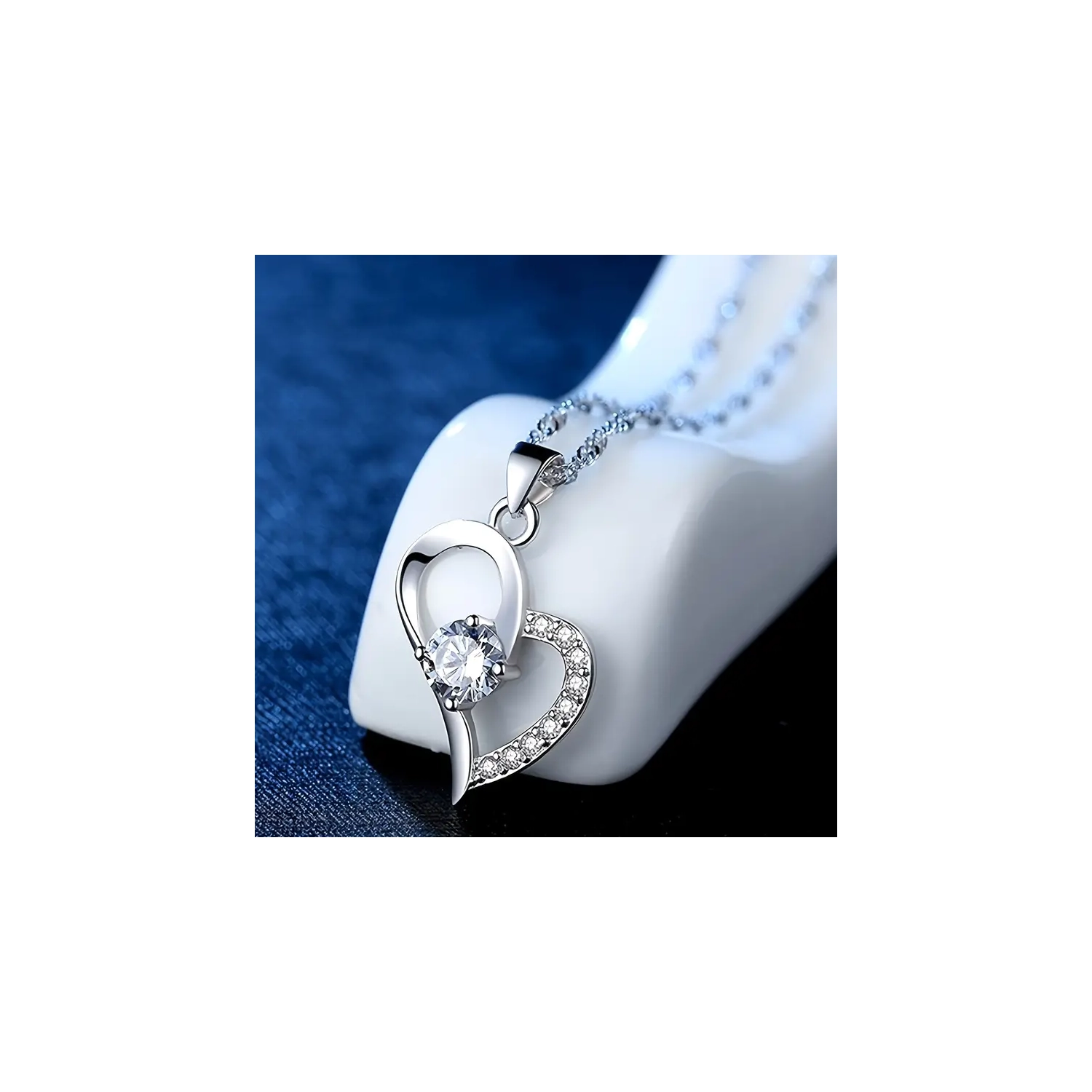 Exquisite Rhinestone Heart Necklace: Timeless Jewelry Ornament