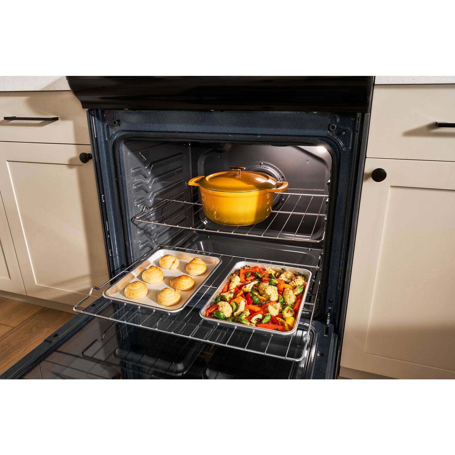 Cuisinière à induction autonome avec convection véritable et friture à l'air chaud 6,4 pi³ 30 po de Whirlpool - Acier inoxydable noir