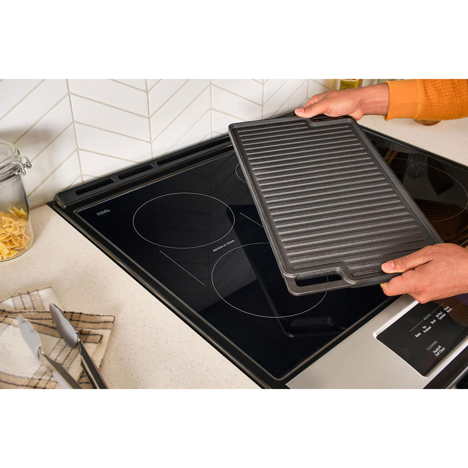 Cuisinière à induction autonome avec convection véritable et friture à l'air chaud 6,4 pi³ 30 po de Whirlpool - Acier inoxydable noir