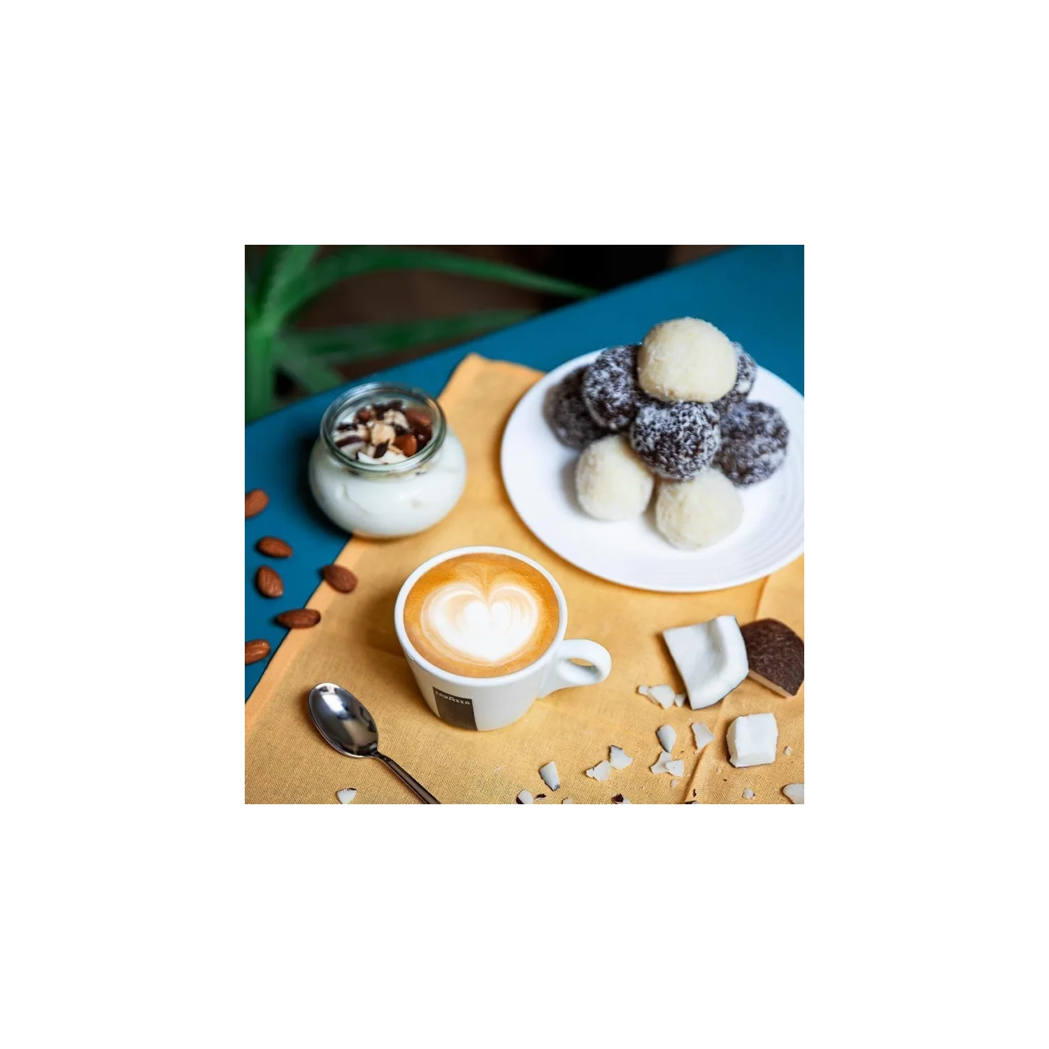 Lavazza Crema E Aroma Whole Bean Coffee Blend - Medium Roast, 1 kg Bag | Intense, Earthy Flavor with Long Lasting Crema | Non-GMO