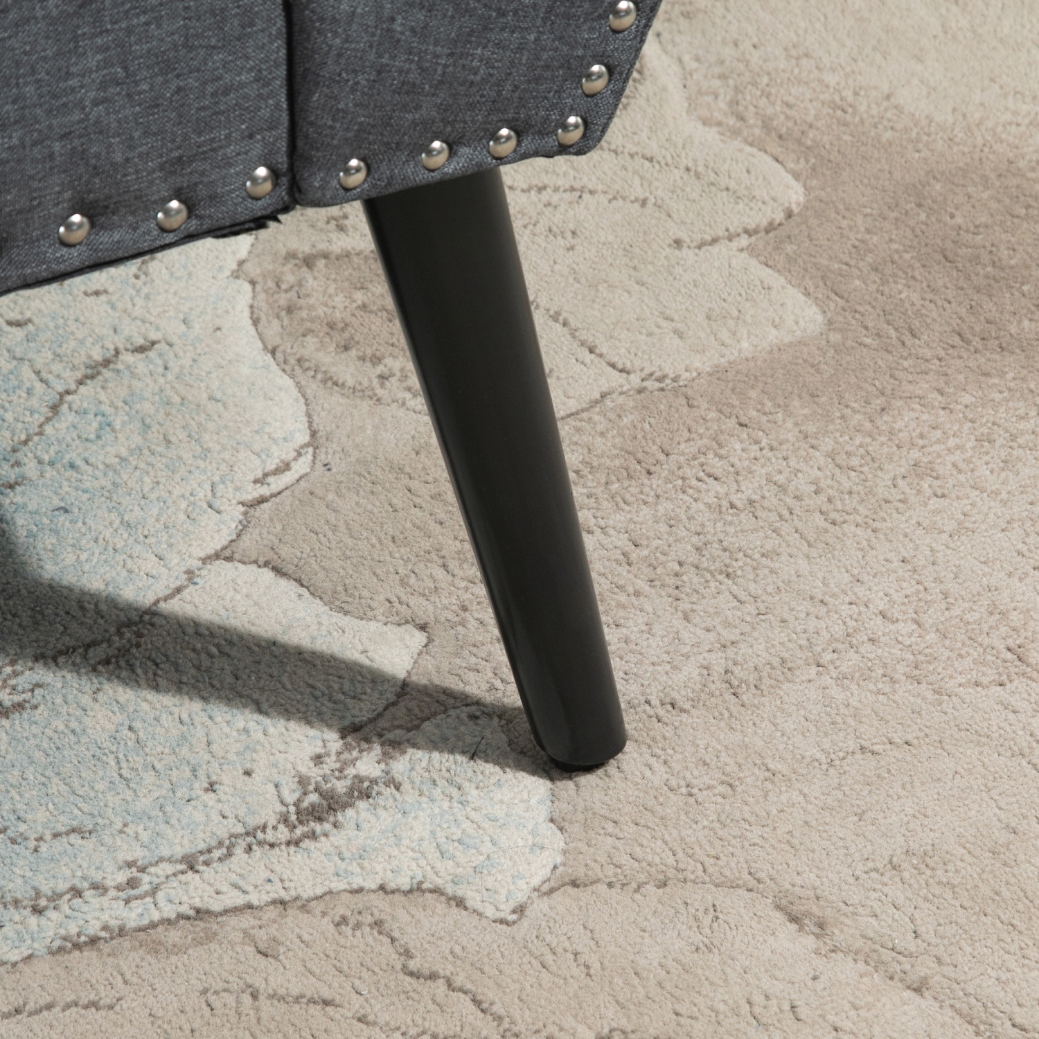 HomCOM – Banc d'entrée de chambre capitonné, pouf recouvert de tissu de lin avec accoudoirs et bordure cloutée pour salon, corridor, gris foncé