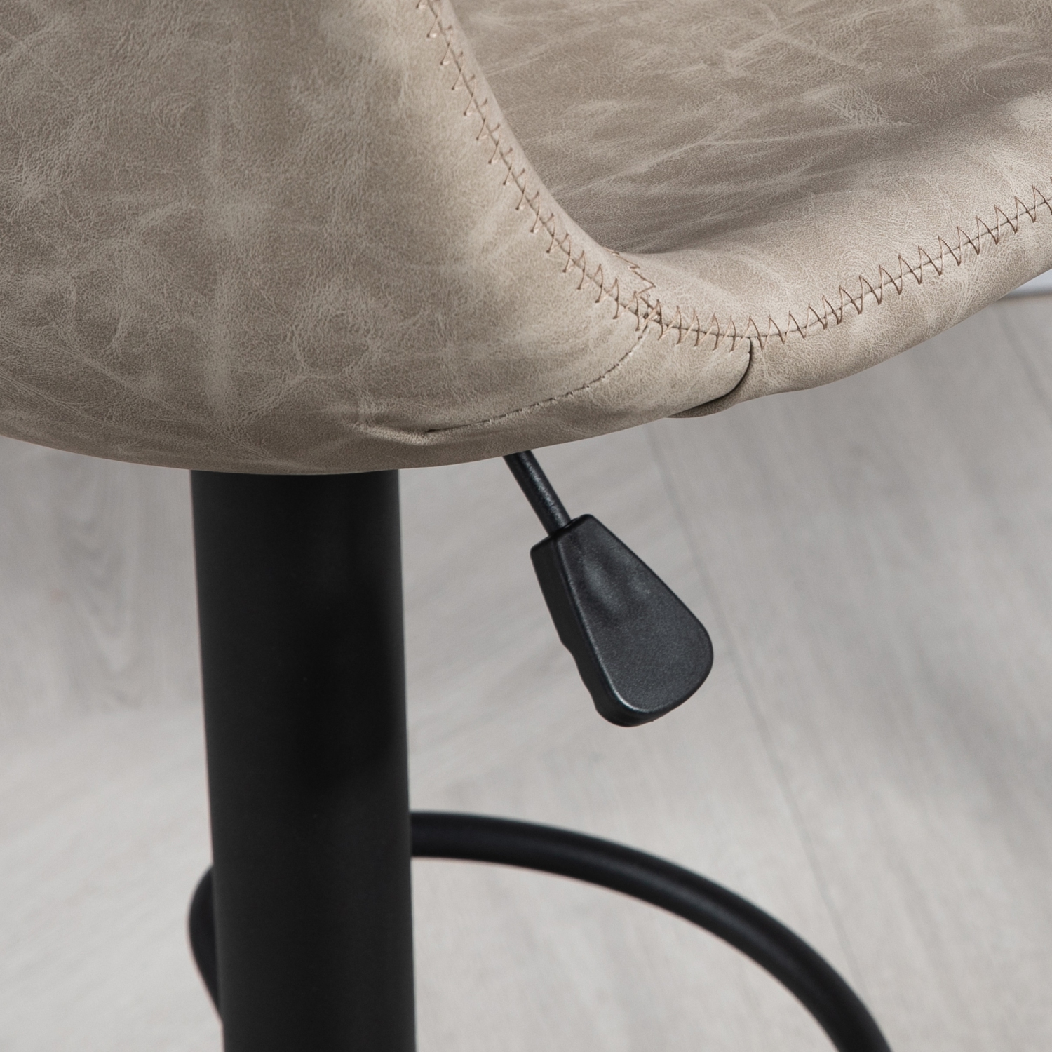 HOMCOM – Ensemble de 2 tabourets de bar réglables, tabourets pivotants avec dossier et repose-pieds, chaises de bar en similicuir à hauteur de