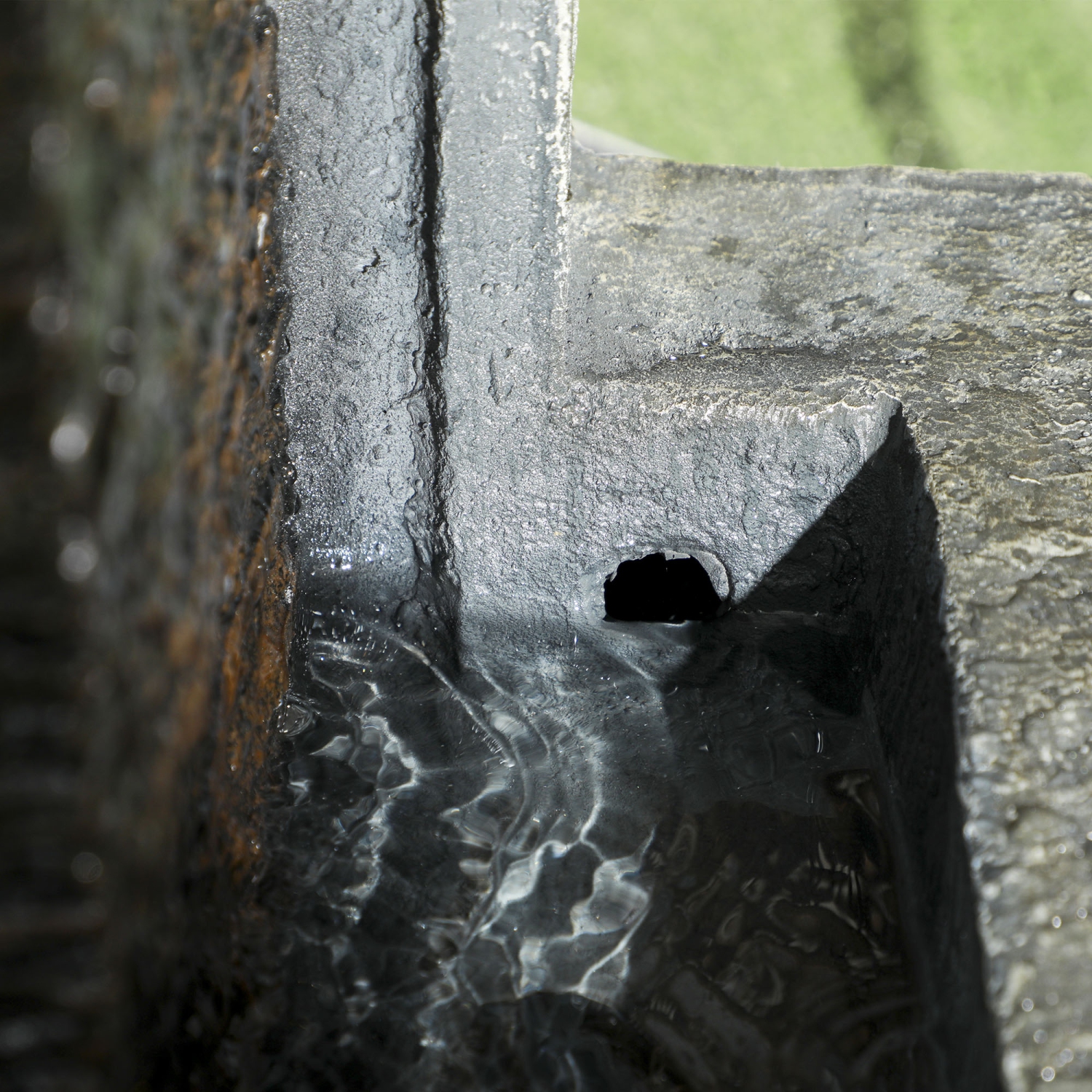 Fontaine d'eau Outsunny en cascade, fontaine à 5 niveaux avec lumières à DEL, débit réglable, fontaine extérieure en résine de 43,3 po pour jardin