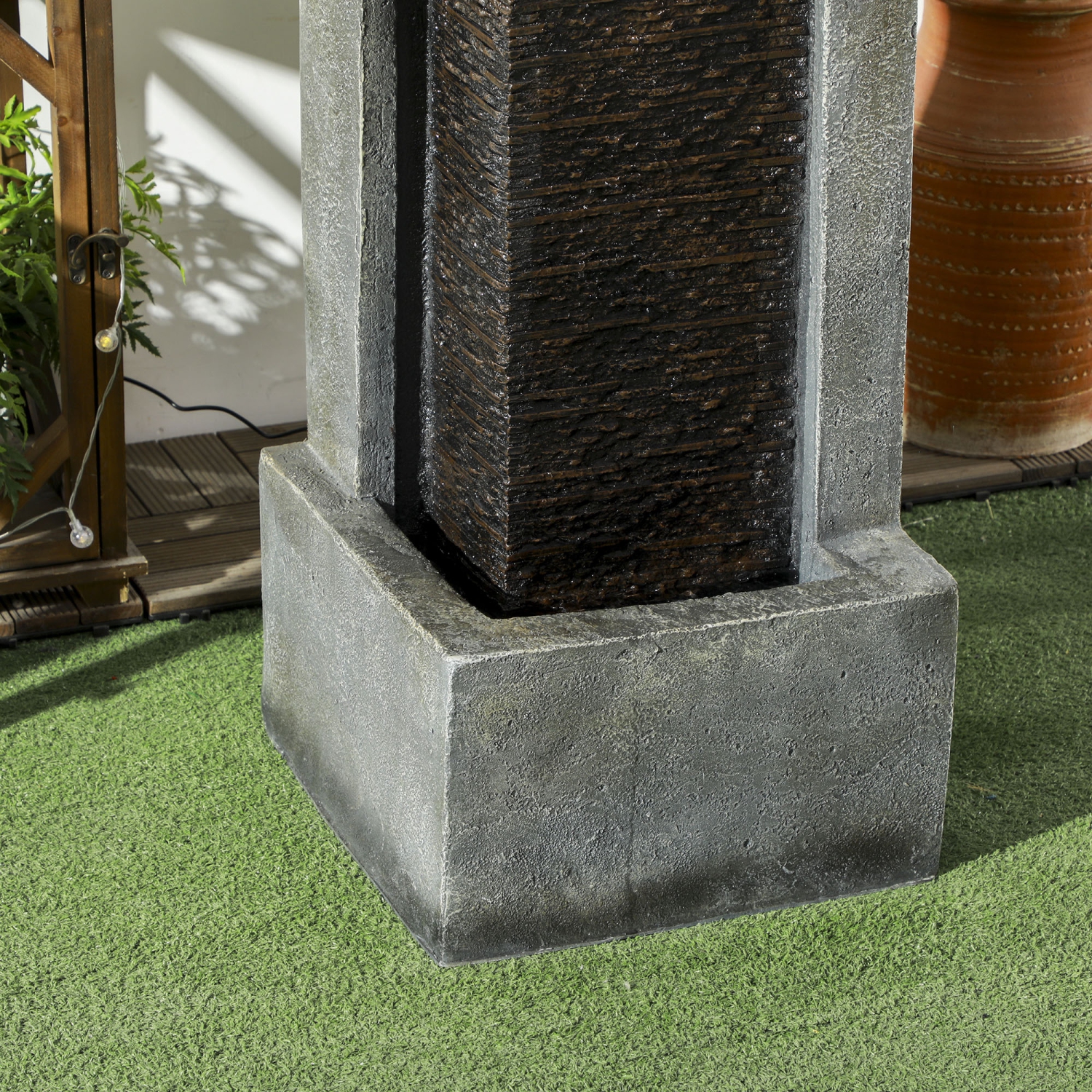 Fontaine d'eau Outsunny en cascade, fontaine à 5 niveaux avec lumières à DEL, débit réglable, fontaine extérieure en résine de 43,3 po pour jardin