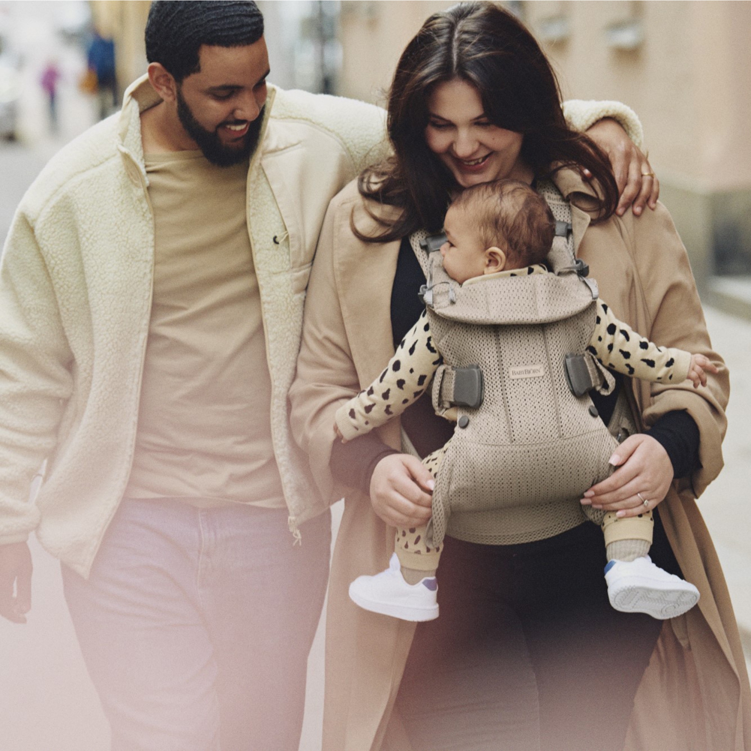 Porte-bébé ONE Air de BabyBjorn - Beige gris