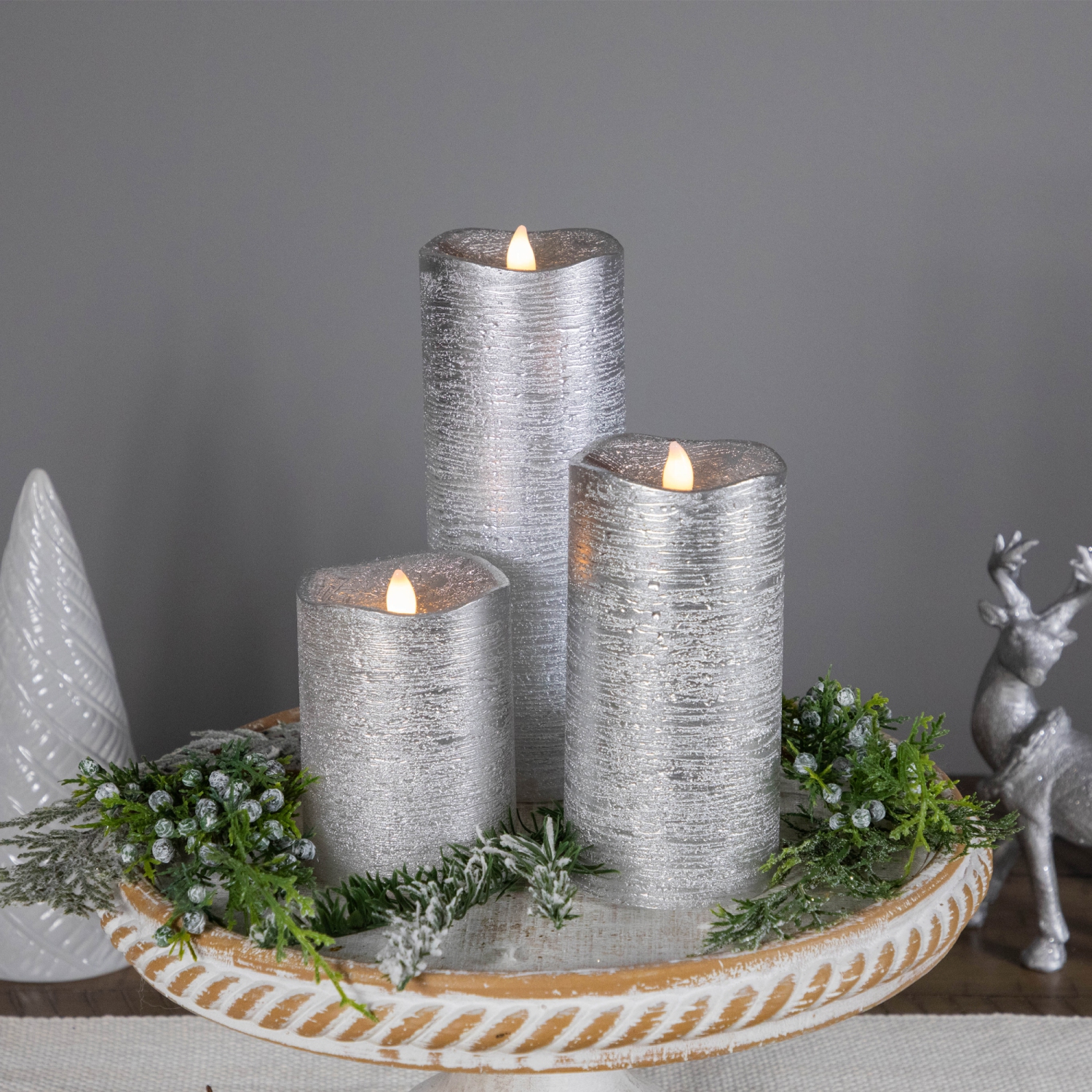 Ensemble de 3 bougies piliers sans flamme scintillantes à DEL au ton argenté brossé, 8 po