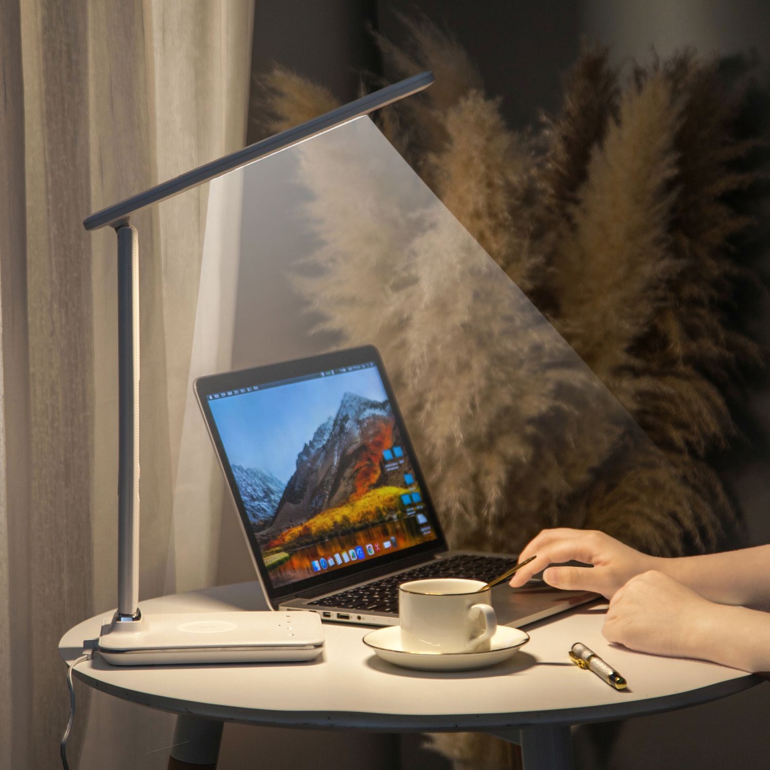 Remis à neuf - Lampe de bureau DEL SHOPPINGALL avec chargeur sans fil Qi, port de chargement USB, 3 modes de couleur avec 5 niveaux de luminosité,