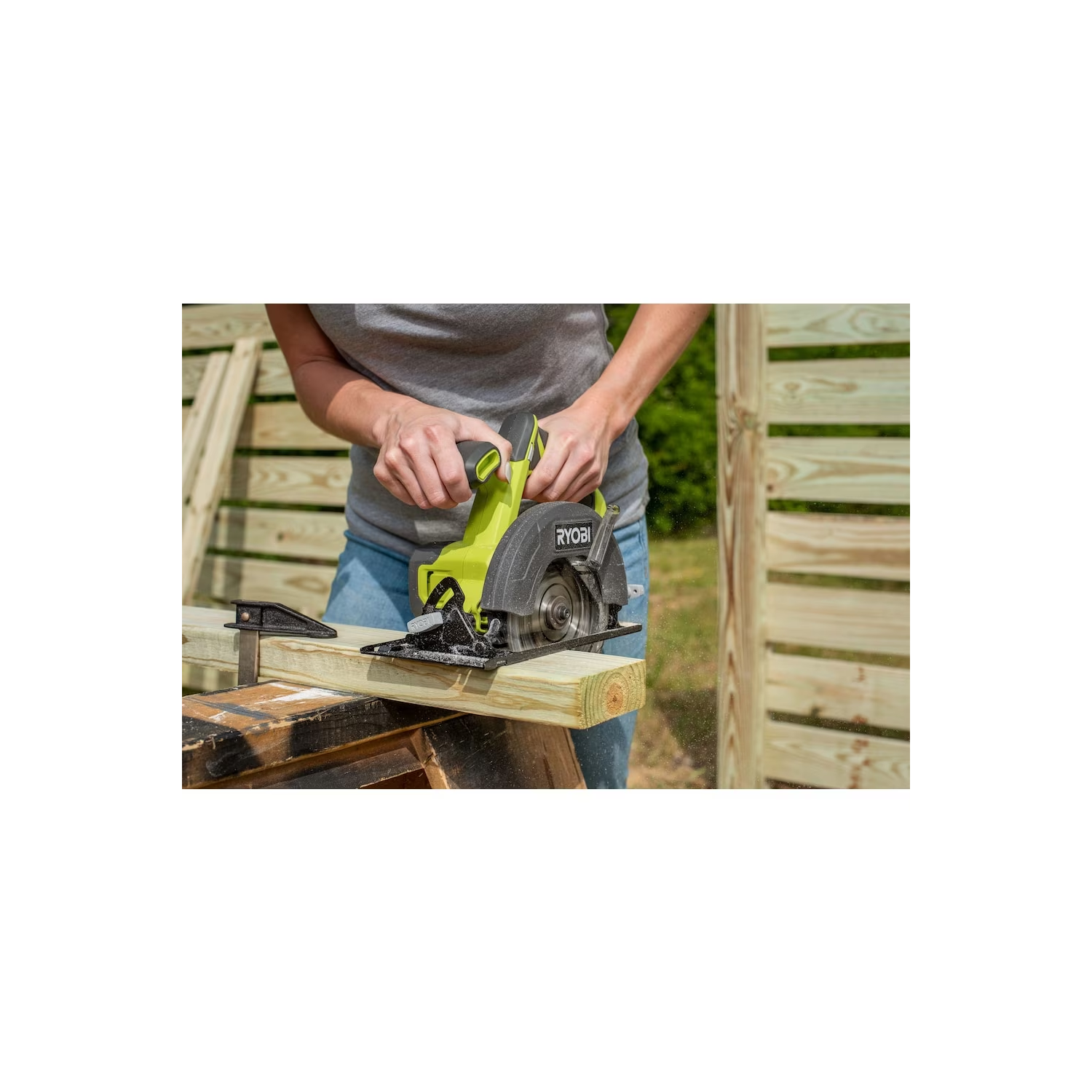 Scie circulaire sans fil au lithium-ion 18 V ONE+ de RYOBI pour scie circulaire de 5 1⁄2 po