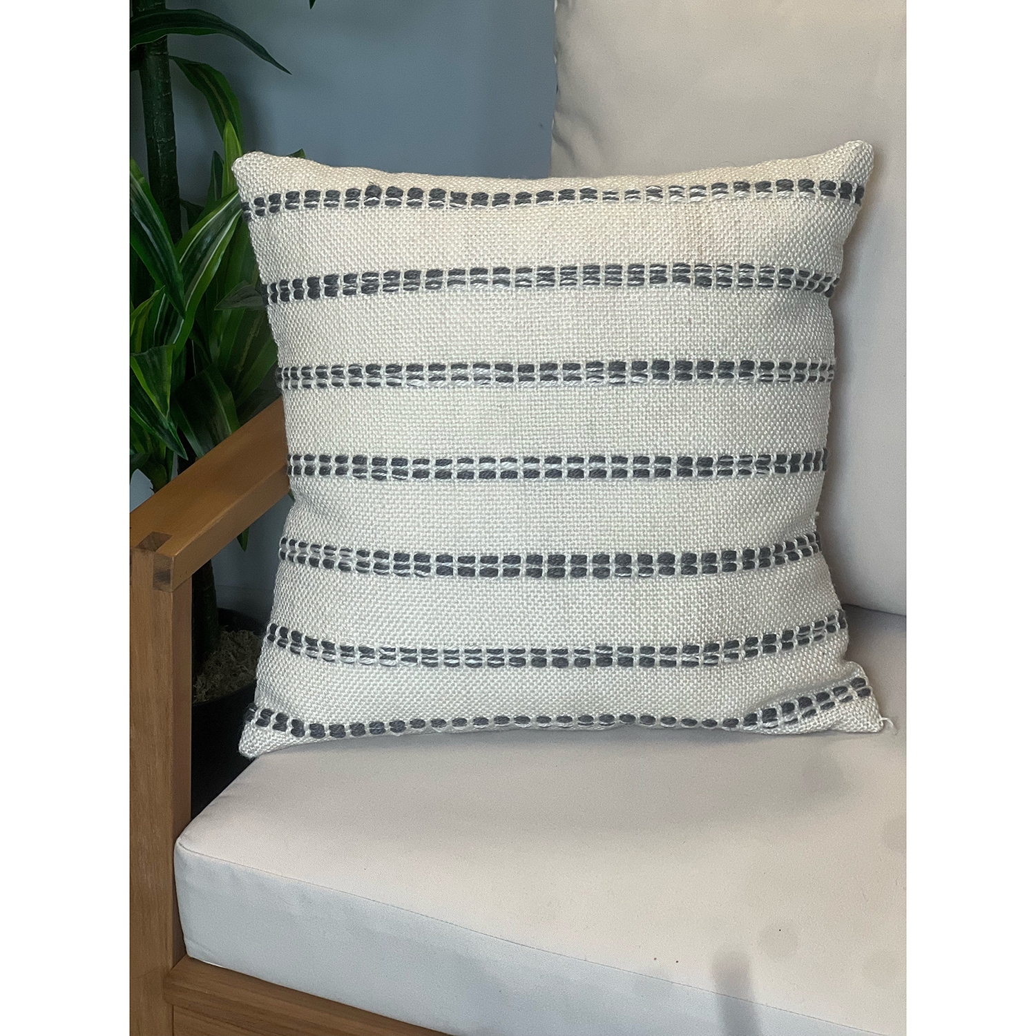 F. Corriveau – coussin à rayures naturelles, intérieur/extérieur, 18 x 18 po