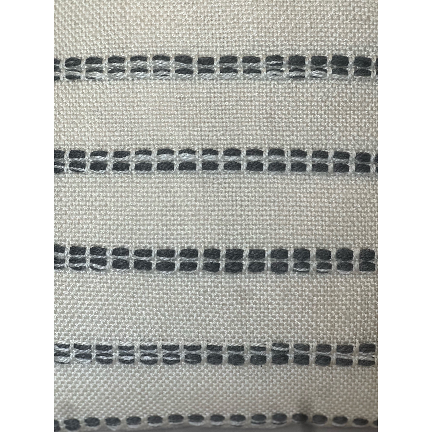 F. Corriveau – coussin à rayures naturelles, intérieur/extérieur, 18 x 18 po