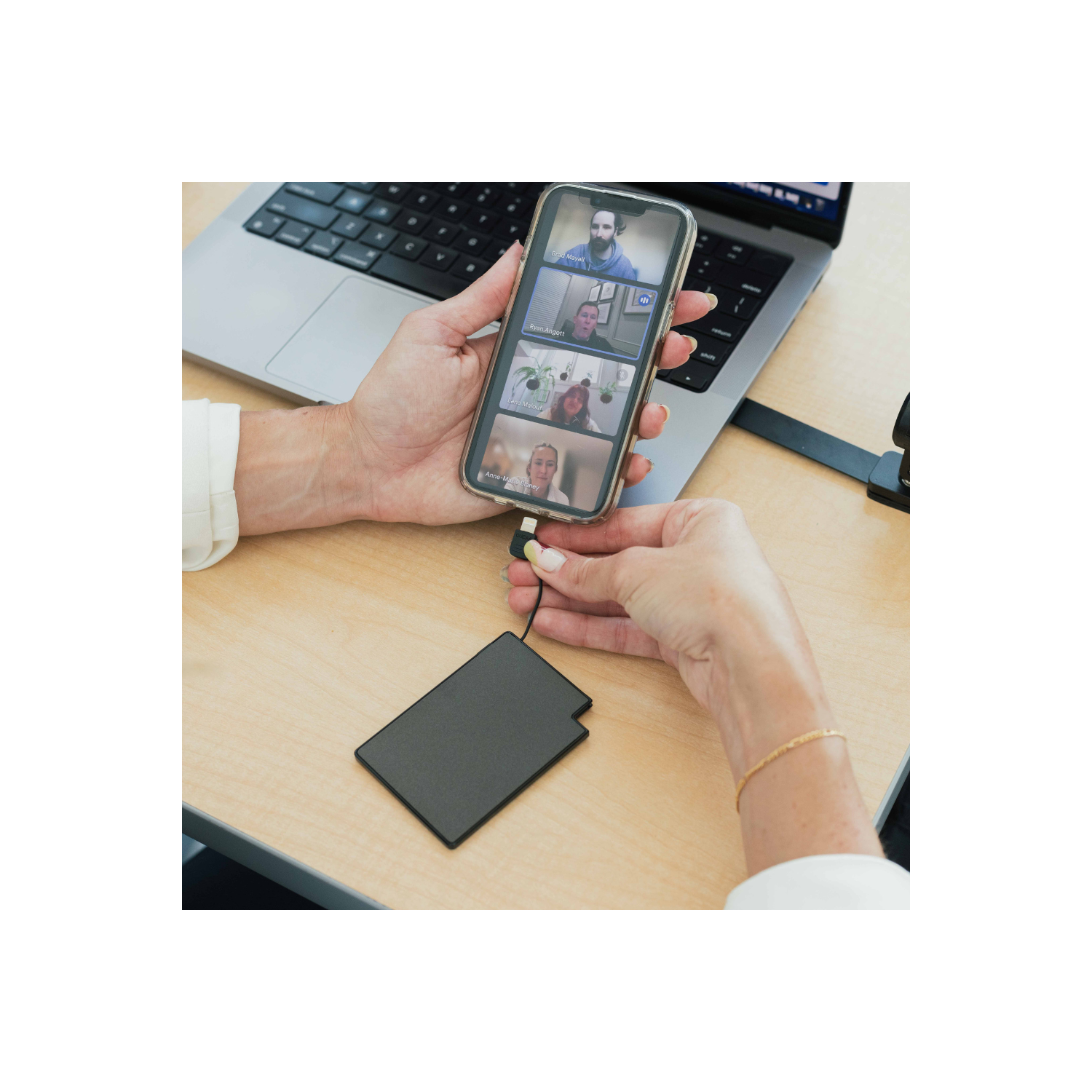 Chargeur portatif mince ExtraCredit de TechLok | taille carte de crédit chargeur portable pour iPhone | recharge rapide avec câble Lightning intégré