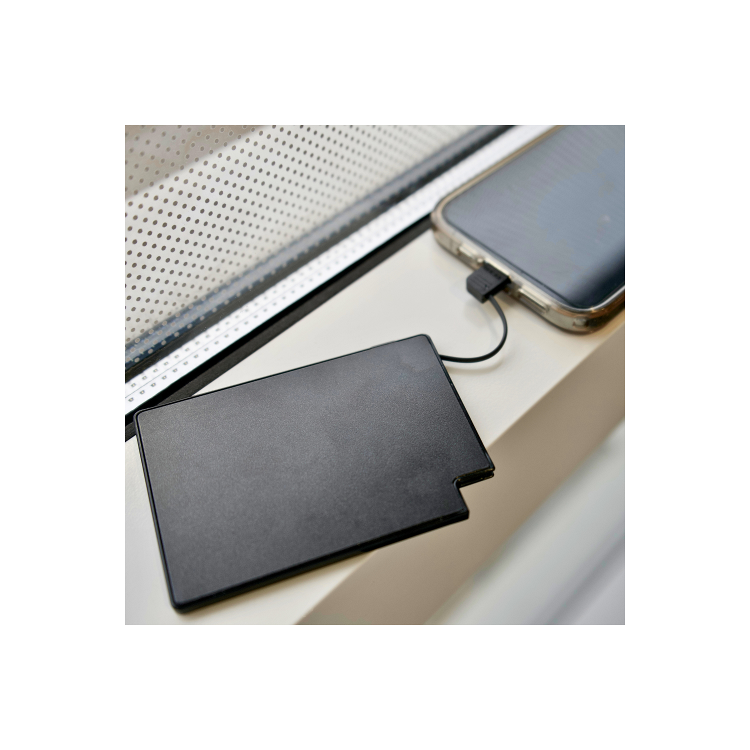 Chargeur portatif mince ExtraCredit de TechLok | taille carte de crédit chargeur portable pour iPhone | recharge rapide avec câble Lightning intégré