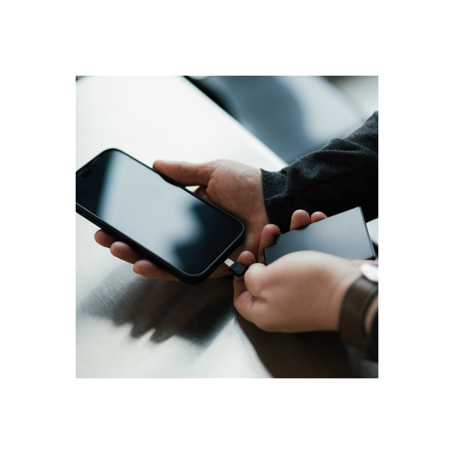 Chargeur portatif mince ExtraCredit de TechLok | taille carte de crédit chargeur portable pour iPhone | recharge rapide avec câble Lightning intégré