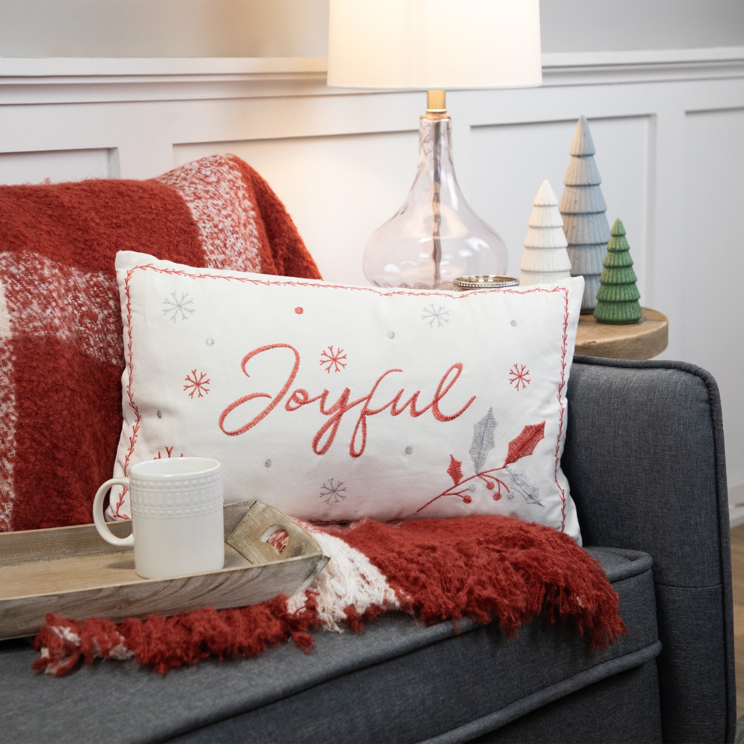Coussin décoratif rectangulaire « Joyful » brodé - 19 po - Rouge et blanc