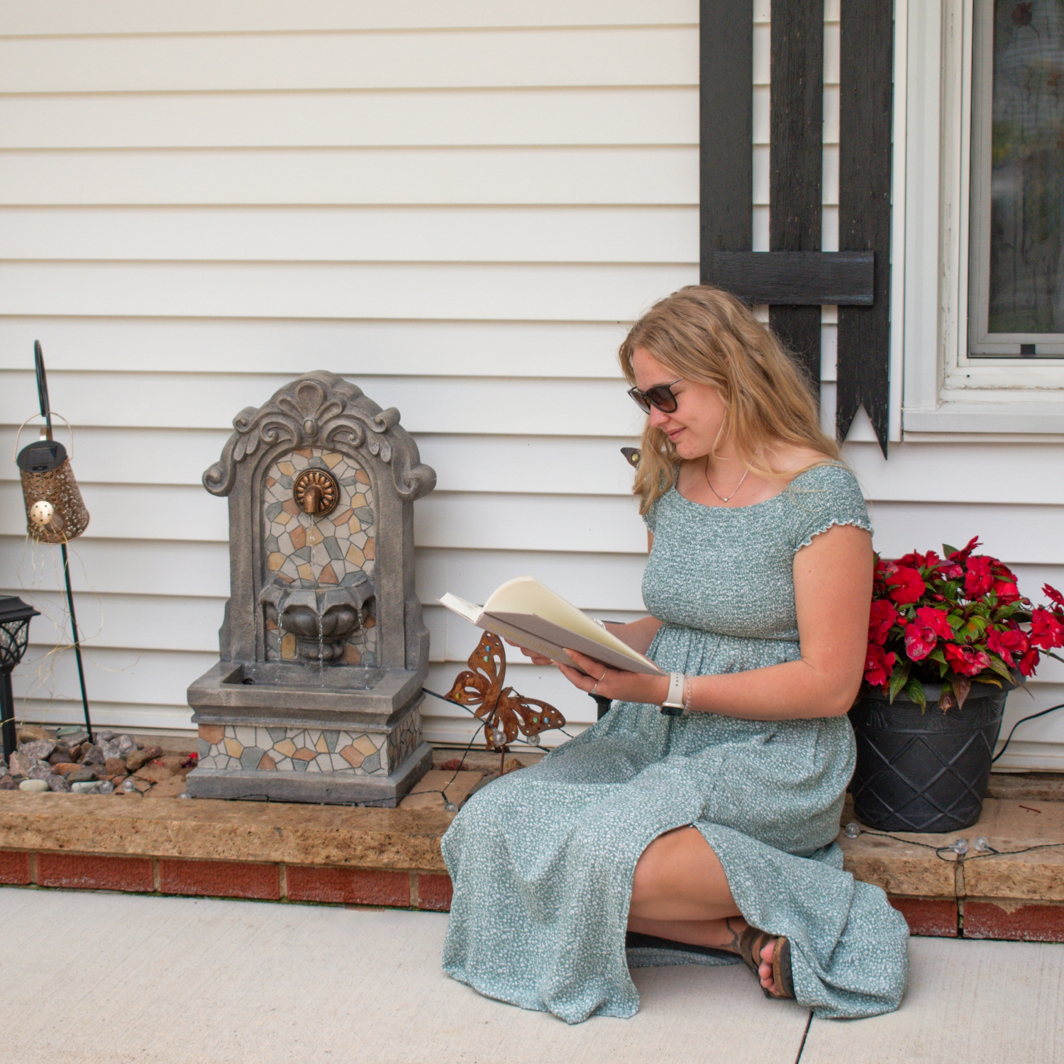 Sunnydaze – fontaine murale extérieure à dos plat en polyrésine enchanteresse Estate