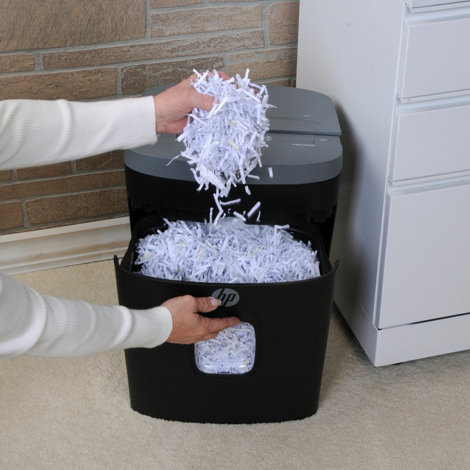 HP CC16 16-Sheet Crosscut Shredder -
