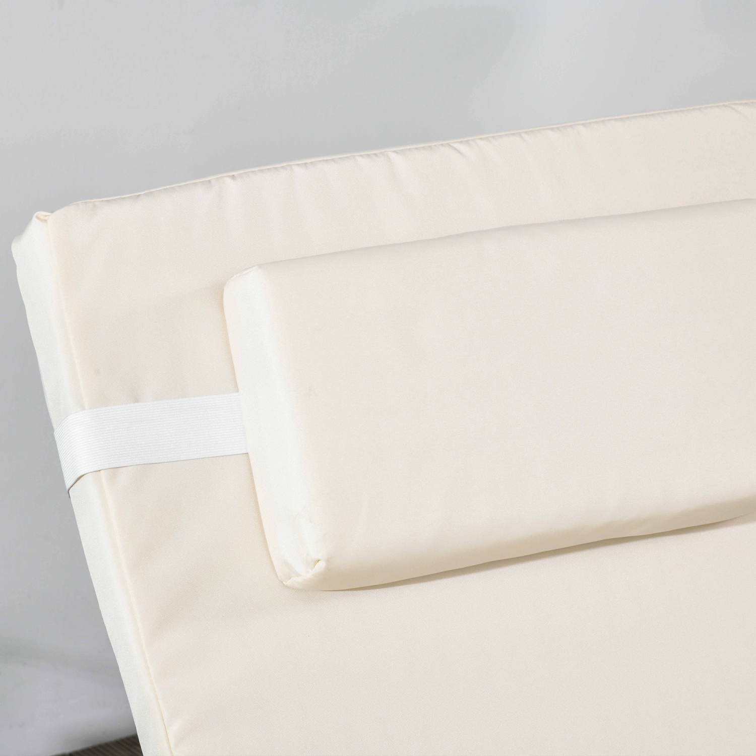 Chaise longue de patio Outsunny, chaise longue d'extérieur ajustable à 5 niveaux, chaise longue en rotin avec dossier inclinable, appuie-tête pour la