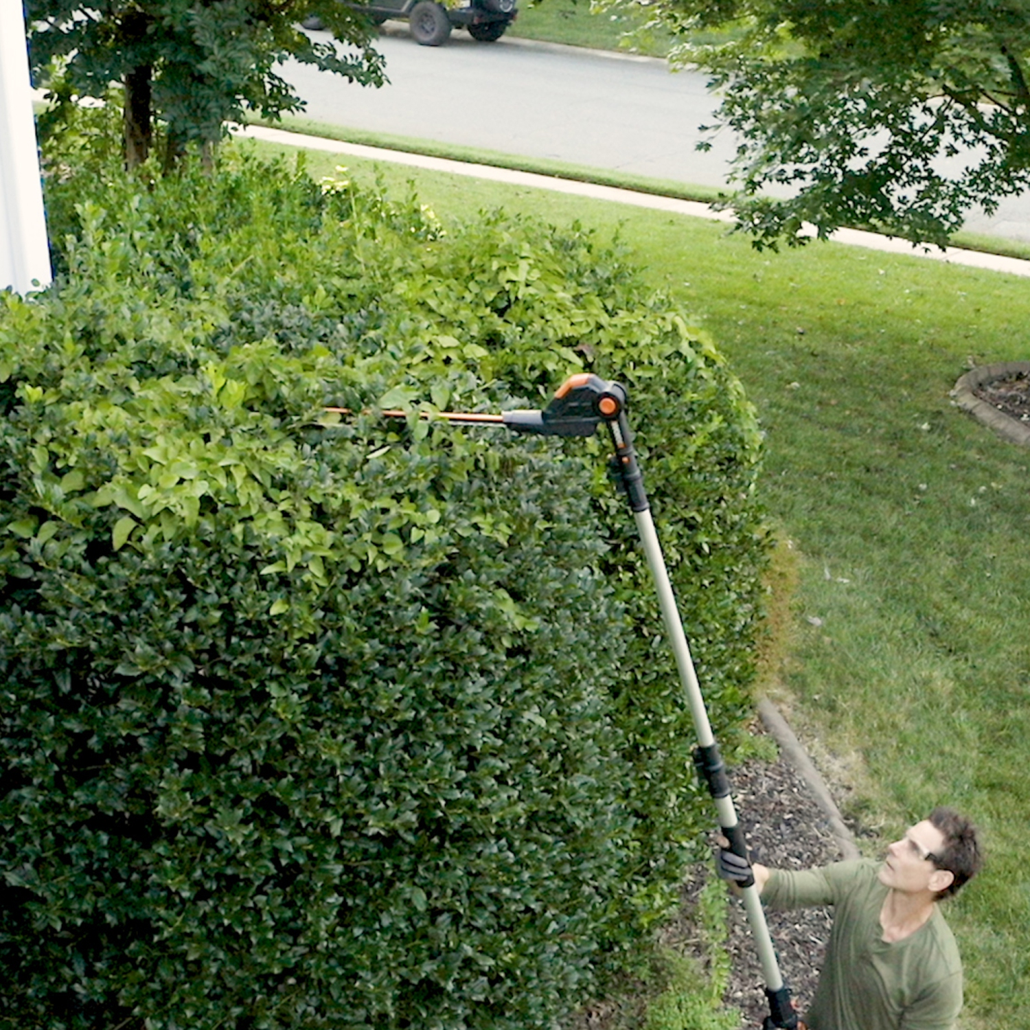 Worx WG252 20V Power Share Cordless 20" 2-in-1 Hedge Trimmer with attachment capabilities