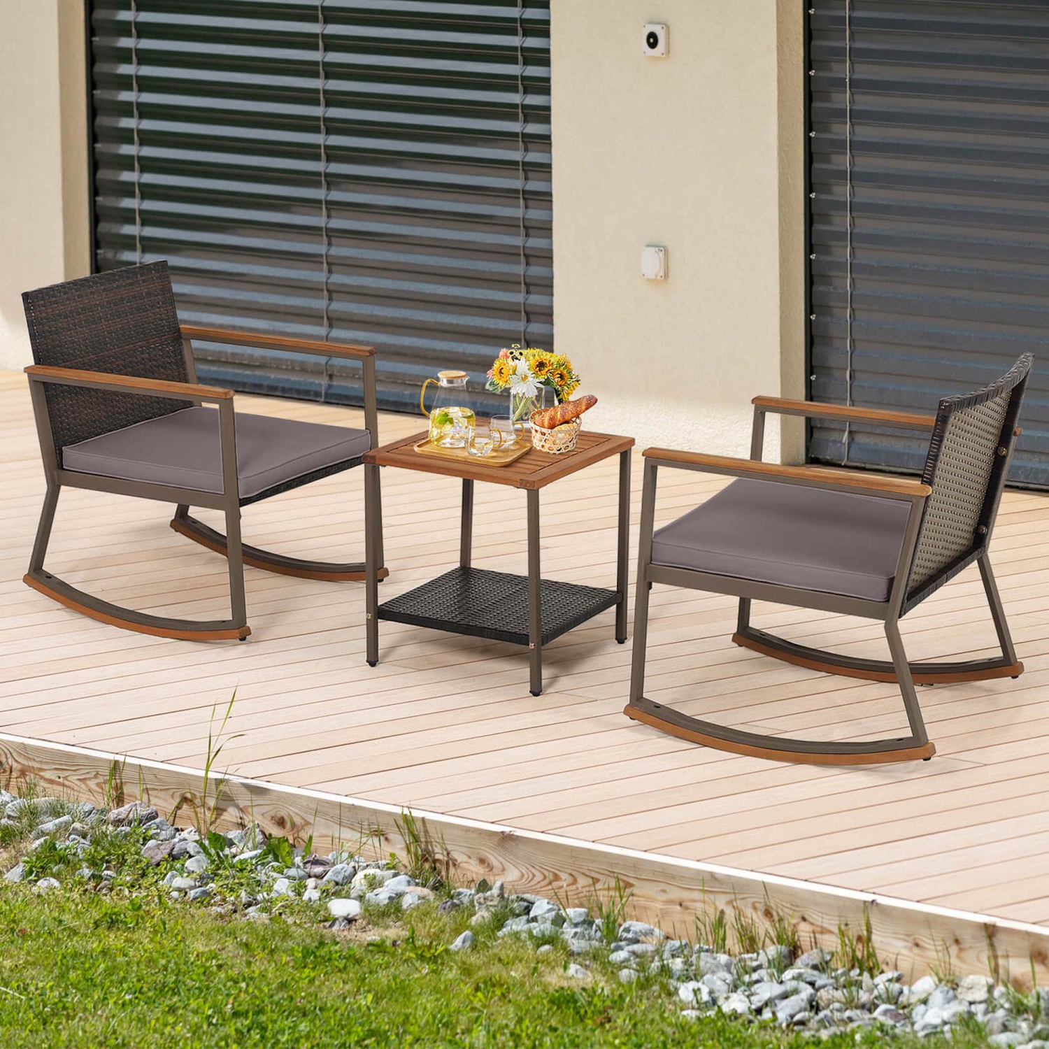 Ensemble patio de 3 pièces avec chaise berçante en rotin et coussin d'accoudoir avec tablette de rangement de Costway