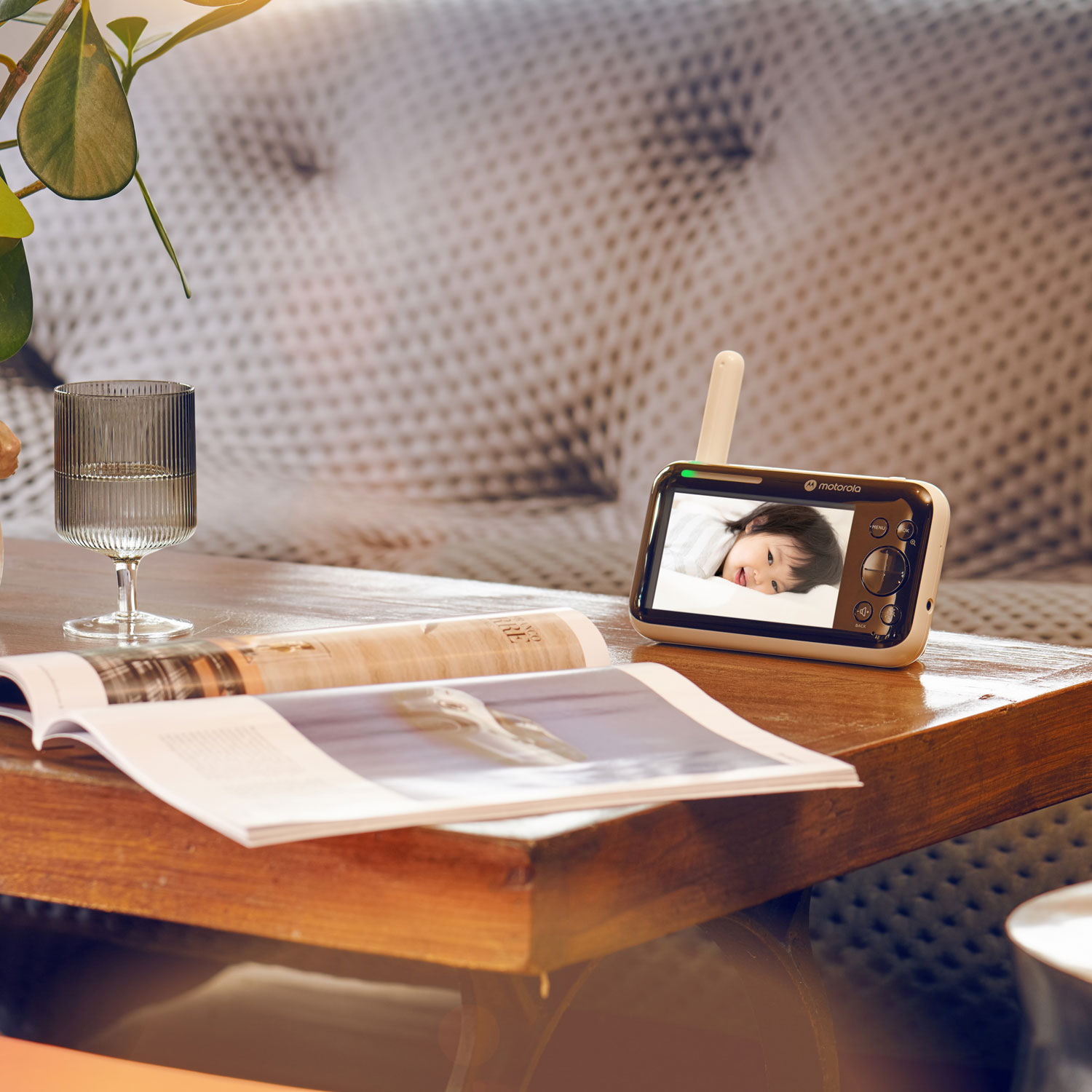 Interphone de surveillance intelligent motorisé Wi-Fi HD 5 po de Motorola - Blanc