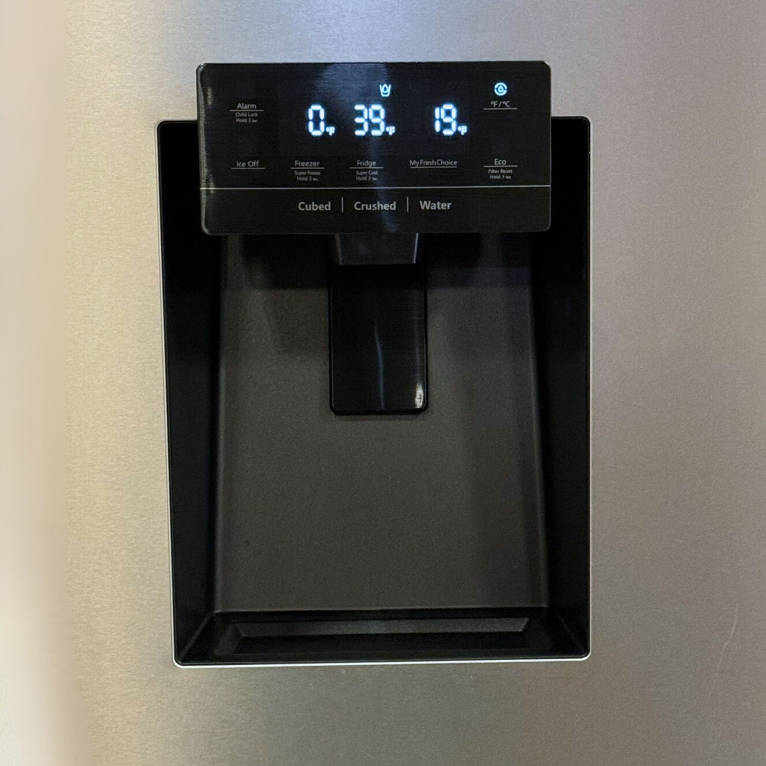 Réfrigérateur professionnel à deux portes de 36 po avec distributeur d'eau et de glaçons ARF3601