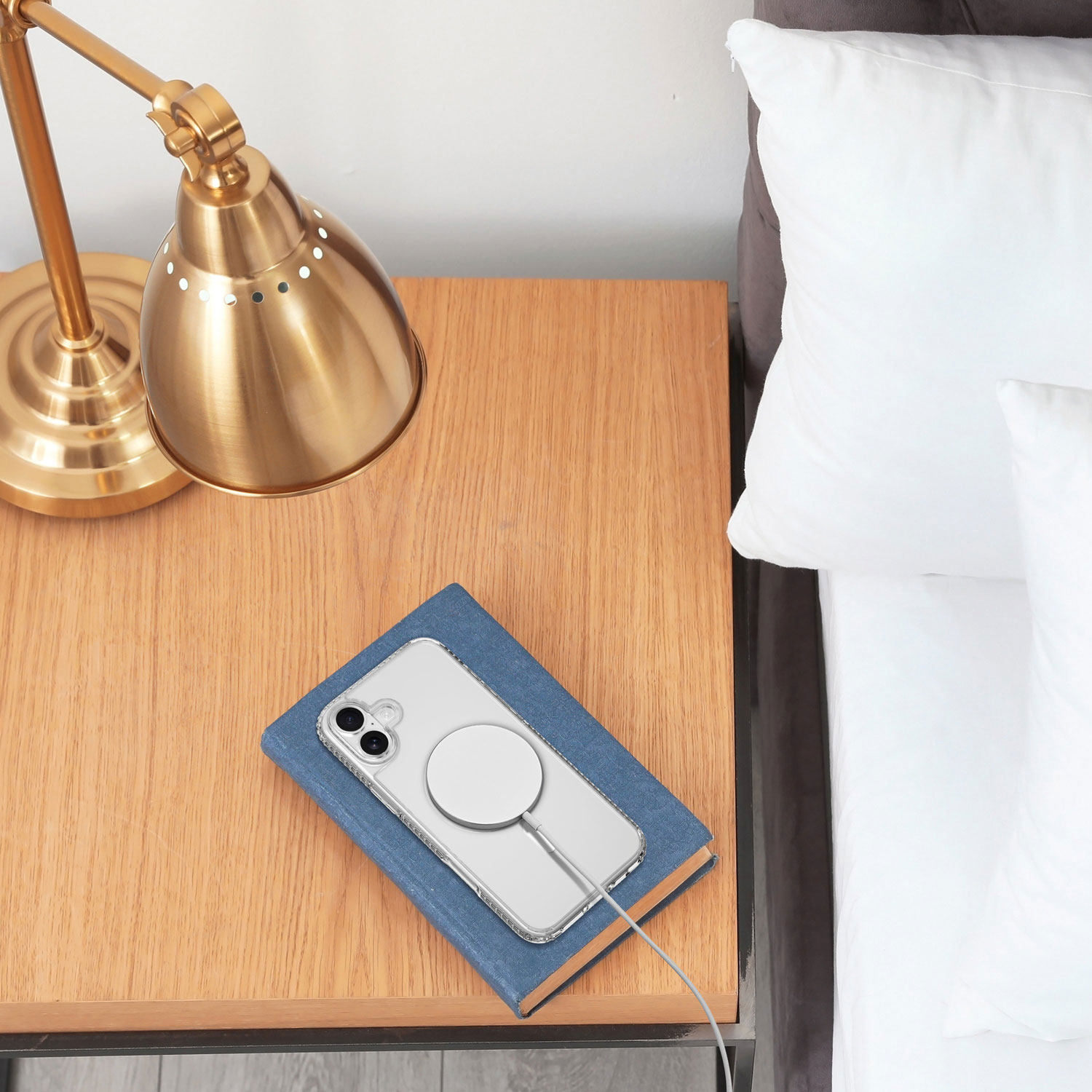 Étui rigide ajusté d'Insignia pour iPhone 16 - Transparent - Exclusivité de Best Buy